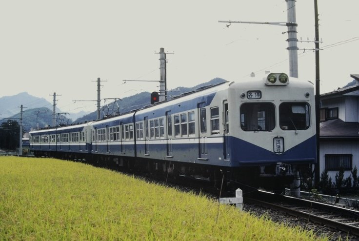 ABFM2200's tweet photo. 【活動報告更新】
小田急線2200系列の富士急行線での「第二の人生」をご紹介

16両のABFM車は、大月の駅で故郷・新宿に向かう中央線を横目に、箱根の山で鍛えた、得意の山登りに向かう毎日でした。

日本最高峰から1編成だけ帰路につけた2両の早期修繕へ、ご支援お願いします。https://t.co/CiJxuejiBw https://t.co/49lrbUCTCq