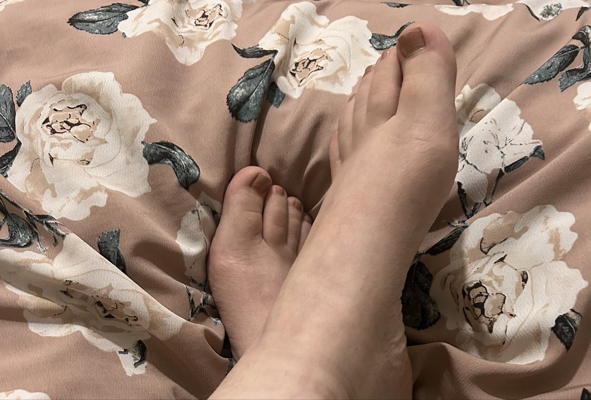 RoxyAfter's tweet photo. New colour 💅 Did I choose right?

#footmodel #footfetish #prettyfeet #feetpics #toes https://t.co/KcSg37AHrn