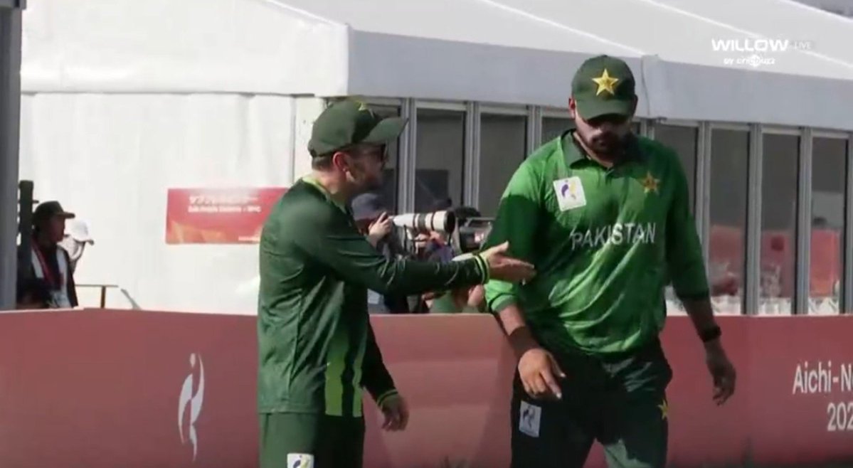 HassanAbbasian's tweet photo. Great, Mike Hesson sent some message to Abdul Samad and on the next 2 balls, Saim Ayub conceded consecutive sixes 😂😂 https://t.co/LmszRfWLwu