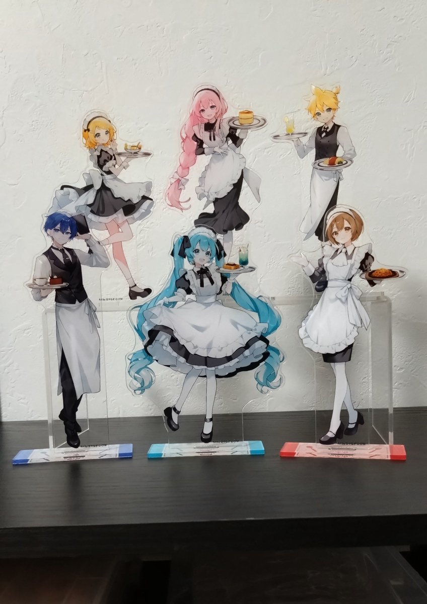 sumy_ss22zz's tweet photo. 本日のお買い物品
ピアプロボカロのクラシックメイドさん達

(取り敢えずミクさんカゴに入れるか)
(ルカ姉も一緒に並べるよな普通、これも買いで)
(KAITOとMEIKOの間にミクさん置くのエモいからな、買う)
(リンレンもセットで映えるからな、買うしかない)

気づいたら全員コンプ！ https://t.co/2z1wvmT6Ue