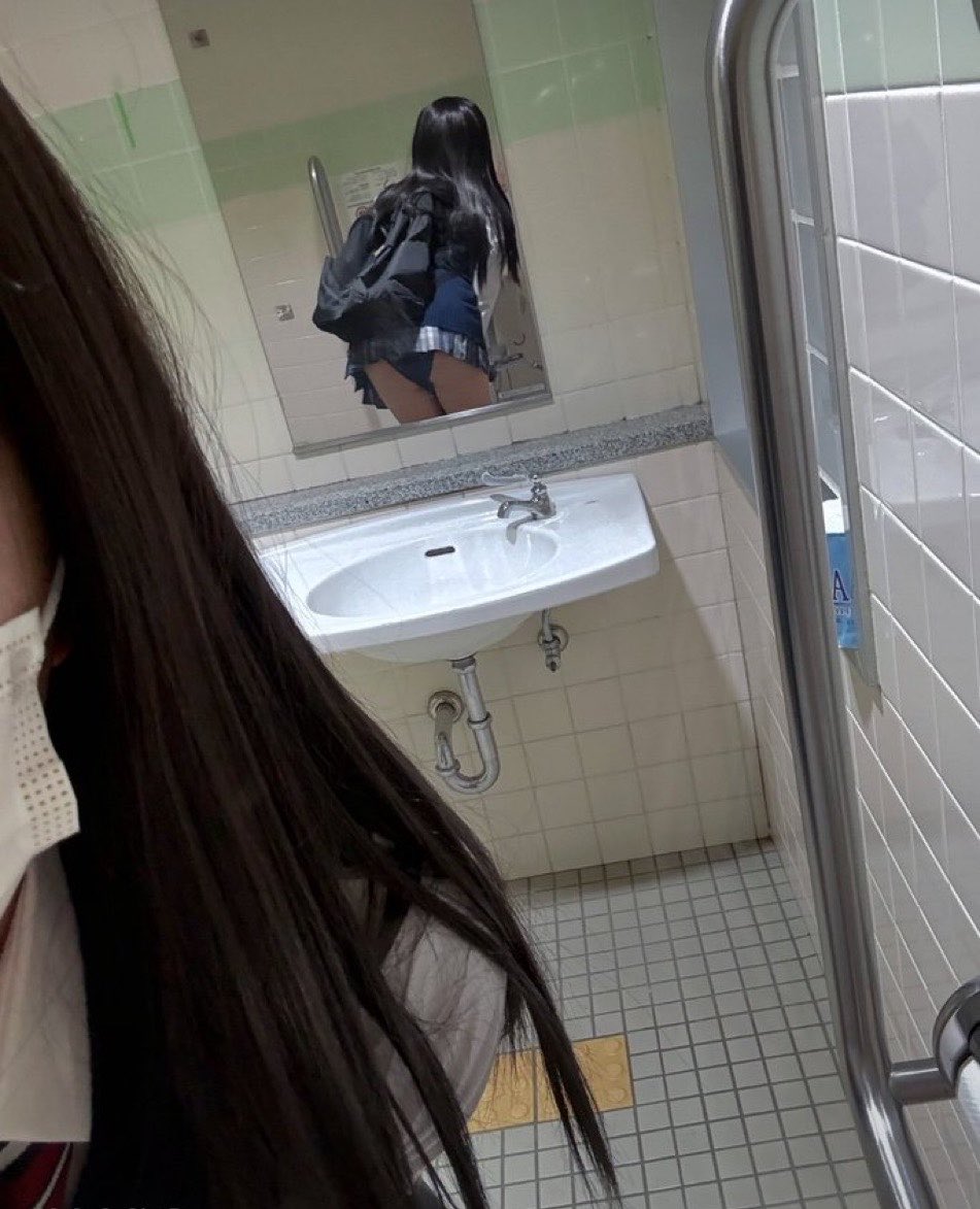 miuu_aa's tweet photo. 男女共用トイレ入ったんだけど、隣がおじさんって知らなくて『ブリッ💩』『ウッ〜💕』って声出しちゃった🥲
恥ずかしい、、、 https://t.co/wFxeSgr5v7