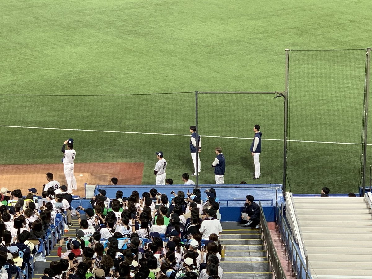 kumat's tweet photo. 代打石川からのラスト登板、プルペンから出てきたピッチャー陣が直立で見守ってるのがもう、ね。#swallows #石川雅規 https://t.co/hrEJ6CZT2G