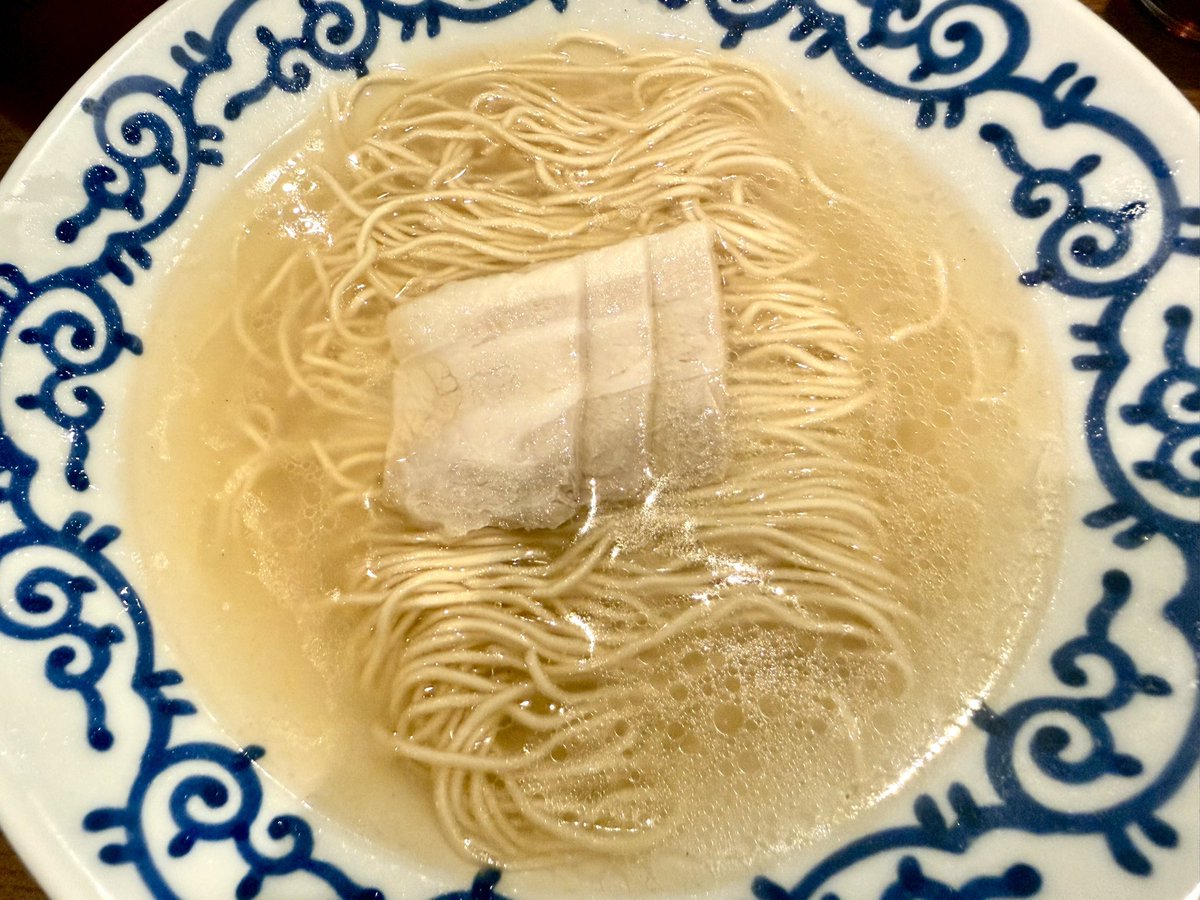 huggiecornwall's tweet photo. 用事が無事終わったので「都さんが福岡で食べて美味しかったやつ」こと、豚そば 月や食べて帰ります😚
#福岡空港 https://t.co/7tRvPJLoDB