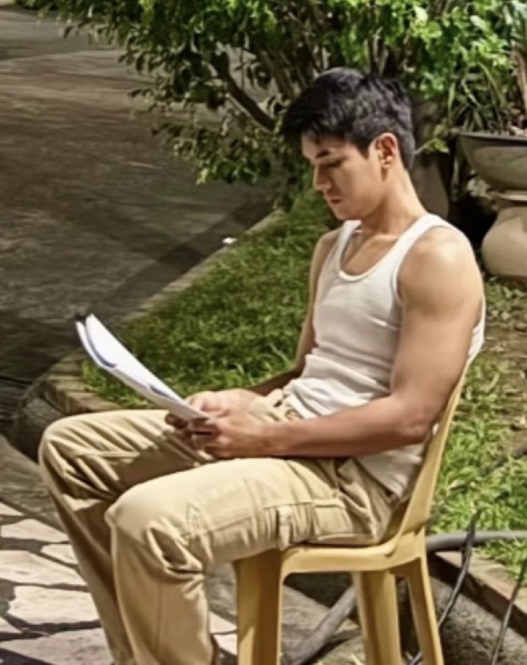 dustinforbianca's tweet photo. just him studying his lines and casually looking like a whole damn snack https://t.co/qEZsSdd0Jr