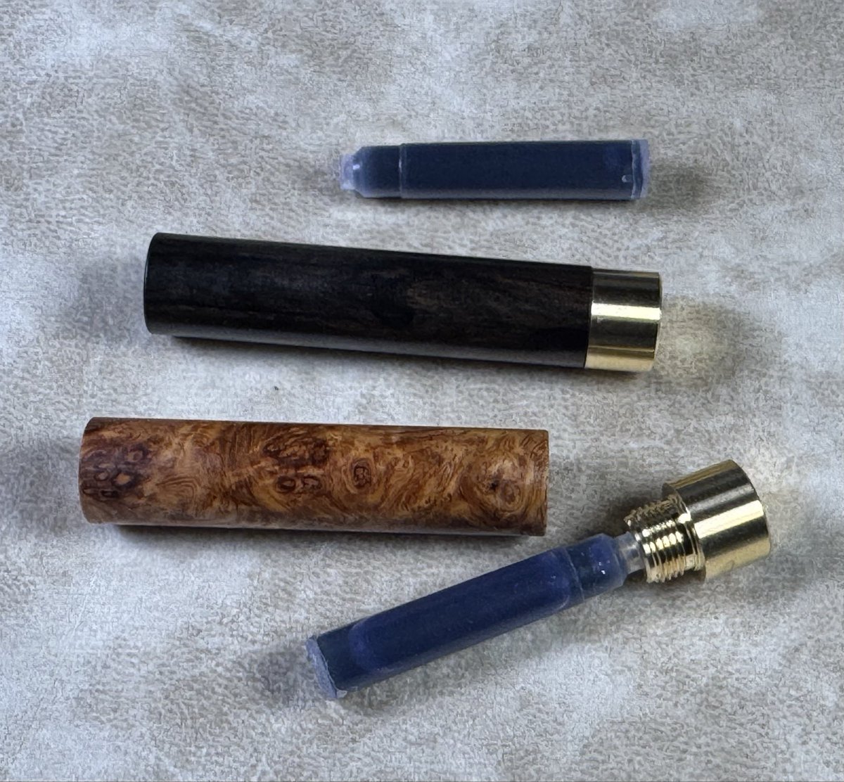 _Craft_A's tweet photo. 新商品の紹介です。
11月より新しくリフィルケースを発売します。
欧州統一規格のインクカートリッジが入ります。使いかけのカートリッジも持ち運び可能。
Lは国産インクも可能でインク以外にもD1(4C)リフィルやシャー芯も入ります。
東京ペンショーに持っていきますのでぜひ確認して下さい。 https://t.co/qGrECpHAYT
