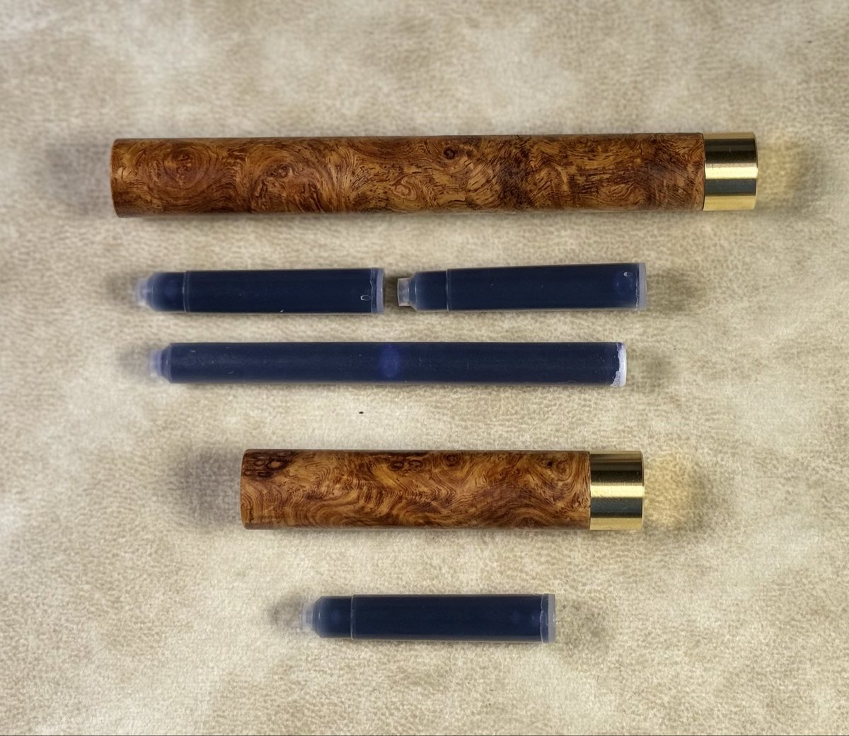 _Craft_A's tweet photo. 新商品の紹介です。
11月より新しくリフィルケースを発売します。
欧州統一規格のインクカートリッジが入ります。使いかけのカートリッジも持ち運び可能。
Lは国産インクも可能でインク以外にもD1(4C)リフィルやシャー芯も入ります。
東京ペンショーに持っていきますのでぜひ確認して下さい。 https://t.co/qGrECpHAYT