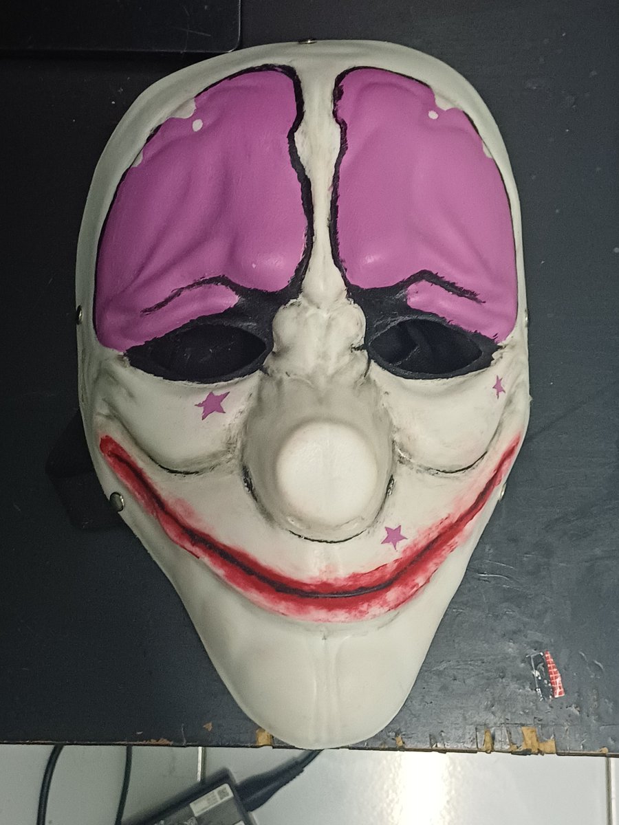 iqo_zoid's tweet photo. almost done making my Houston mask. all that's left is to find a strap to attach in the top part of the mask and cover the edges in black edge guards https://t.co/0eBZqBjUqT