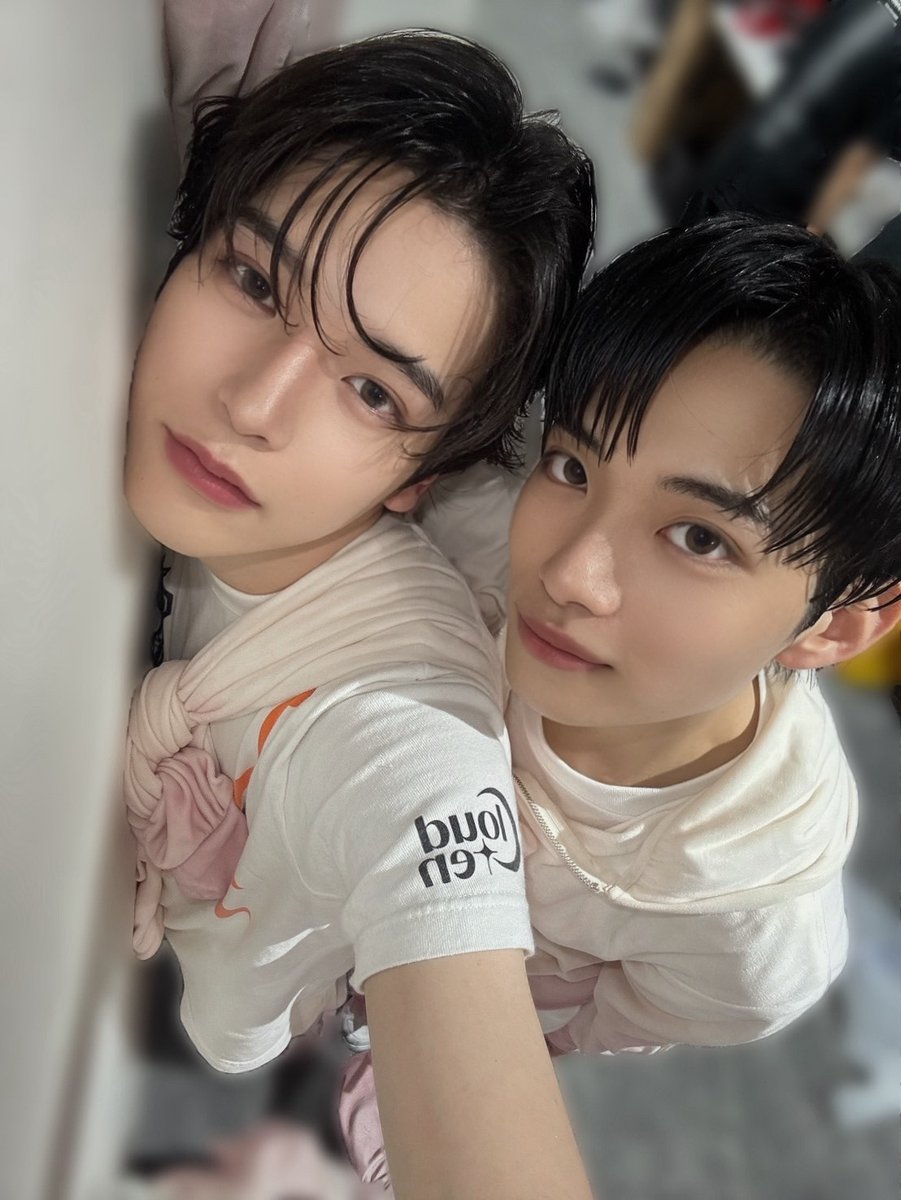 cloudten_member's tweet photo. こんばんは

メロ福間です🐻‍❄️⭐️

メロ稲葉さんとメロ対決しました
どっちの方がメロい？🫠

今日も来てくれてありがとうございました！
おやすみなさい〜🌟

＃ずっしんどっしん福間しん
＃Cloudten ＃福間しん https://t.co/EYtZIkQIQo