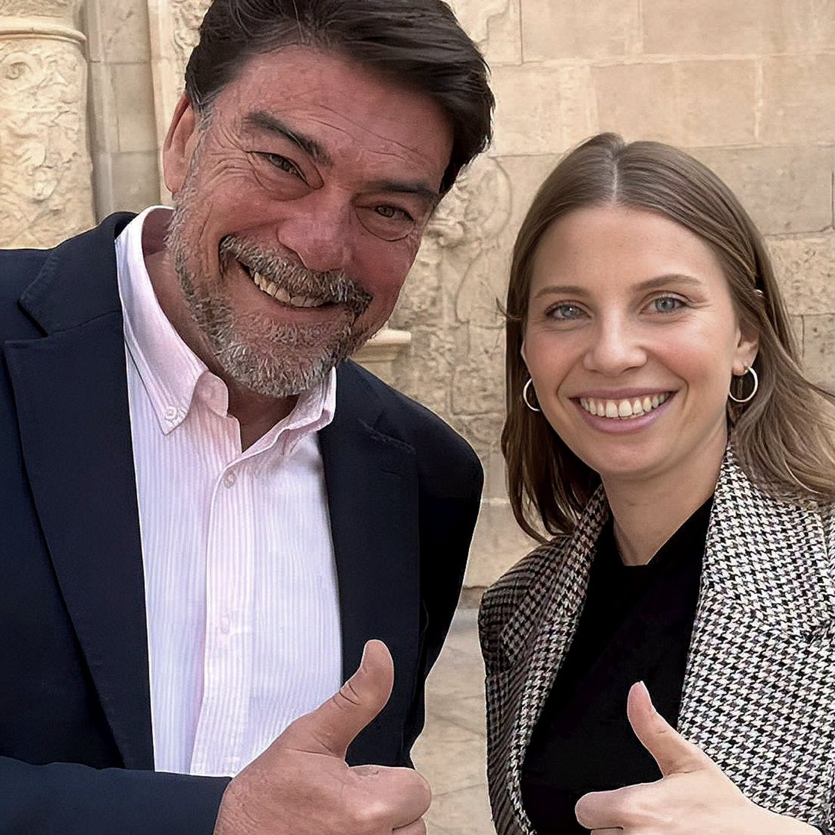 kritikafull's tweet photo. EL PP no tiene problema de vivienda, Rocío Gómez era la concejala de Urbanismo del PP en Alicante. Se adjudicó a ella misma una vivienda pública a pie de playa. Aumentó su patrimonio en 180.000 euros desde que entró en el Ayuntamiento. Imputada y ha declarado que no recuerda nada https://t.co/qcQJgLb6iW