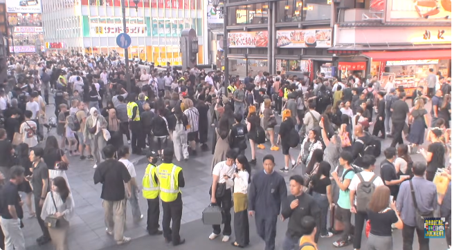 usj1's tweet photo. 【速報】道頓堀の大阪府警、痛恨の判断ミスか
戎橋
先ほど「今日はもう阪神優勝はなさそう」と判断し、黄色チョッキを着て威嚇モードを解除した警察ですが……
まさかの横浜が7回で一挙4得点の逆転（4-2）！阪神優勝の可能性が急浮上しました。

今後は、大慌てでチョッキを脱いで再び「威圧陣形」を組み直しているはずです。ライブカメラから目が離せなくなってきました。
#道頓堀 #阪神タイガース #大阪府警
