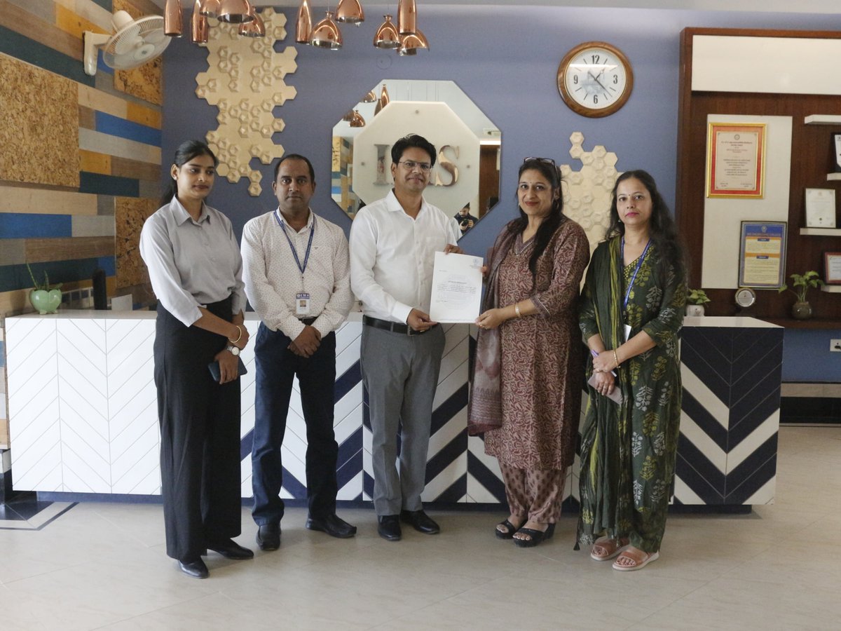 IMSECGhaziabad's tweet photo. 💰 Smart Money. Smart Choices! 📈
MBA Dept., IMSEC hosted an insightful guest lecture on “The New Age of Financial Literacy” with Mr. Chandresh Gupta, Finance Educator, SEBI NISM.
#IMSEC #MBA #FinancialLiteracy #GuestLecture #SmartMoney #Investing https://t.co/dSet236foL