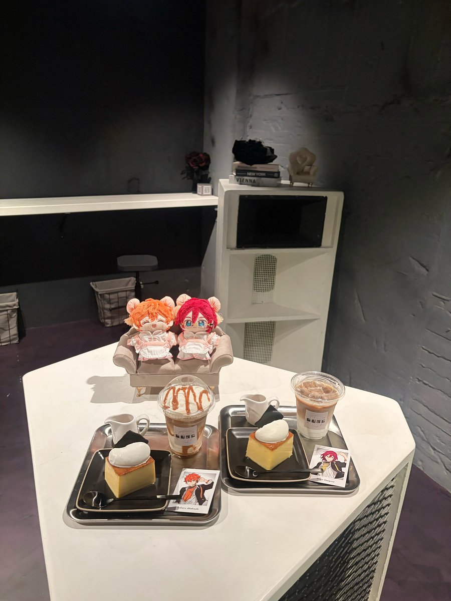 subasubakira's tweet photo. CUBE （岐阜）
岐阜の柳ヶ瀬にあるプリンが有名なモノトーンカフェ🍮⭐️
店主の方が良かったら小物系使ってください🎶と言ってくださってぬいにピッタリなソファー貸していただけた🥹💖
プリンのべースとソースがそれぞれ選べるので今まで味わったことない組み合わせができるのがいい😻 味も最高🤝🏻✨ https://t.co/7nbE76PAUr
