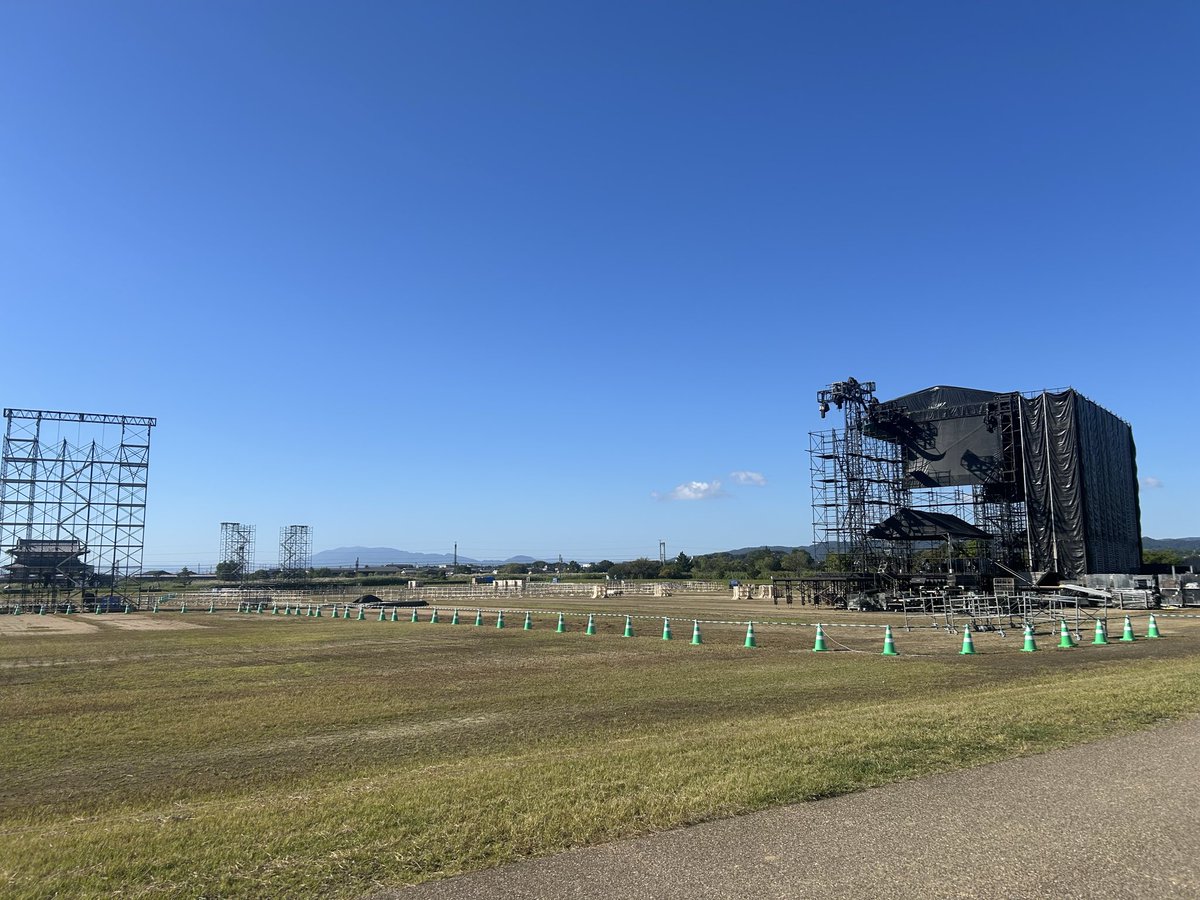 yamashitamakoto's tweet photo. 今月１０日、１１日の「ずとまよ」平城宮跡ライブ。今日、平城宮跡に行ったら、もうステージが出来上がっていました。平城宮跡初の大型野外ライブ。好天を祈るばかりです🙏 https://t.co/PlOCSIgPDD