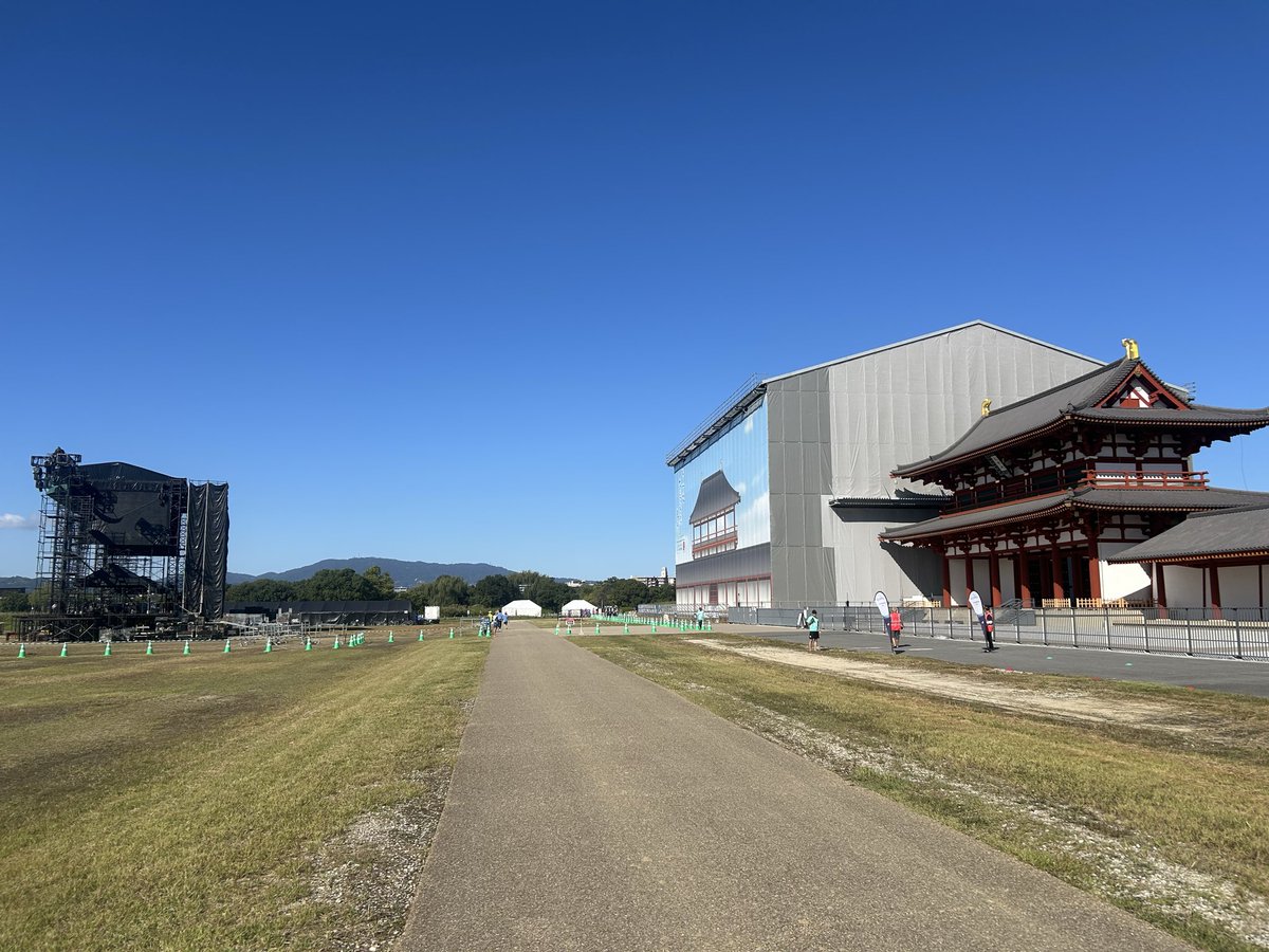 yamashitamakoto's tweet photo. 今月１０日、１１日の「ずとまよ」平城宮跡ライブ。今日、平城宮跡に行ったら、もうステージが出来上がっていました。平城宮跡初の大型野外ライブ。好天を祈るばかりです🙏 https://t.co/PlOCSIgPDD