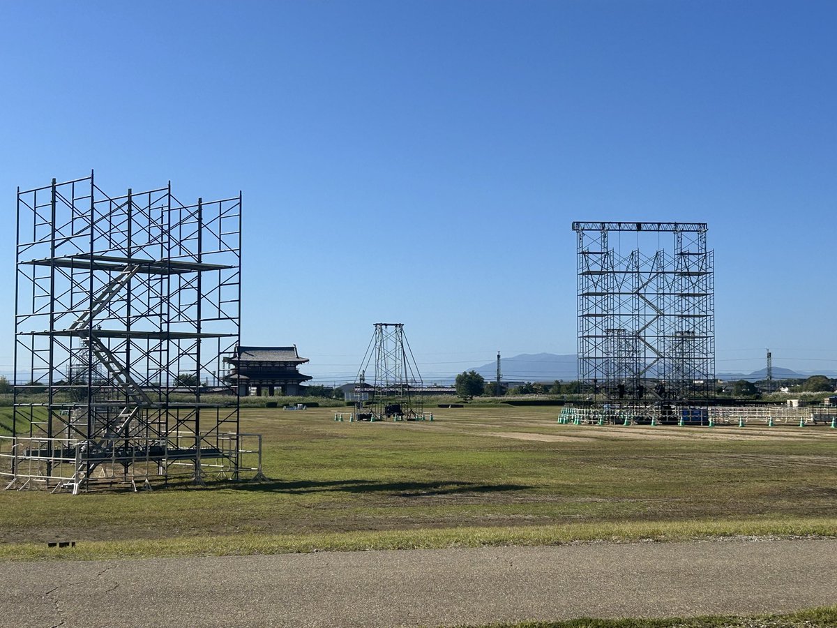 yamashitamakoto's tweet photo. 今月１０日、１１日の「ずとまよ」平城宮跡ライブ。今日、平城宮跡に行ったら、もうステージが出来上がっていました。平城宮跡初の大型野外ライブ。好天を祈るばかりです🙏 https://t.co/PlOCSIgPDD