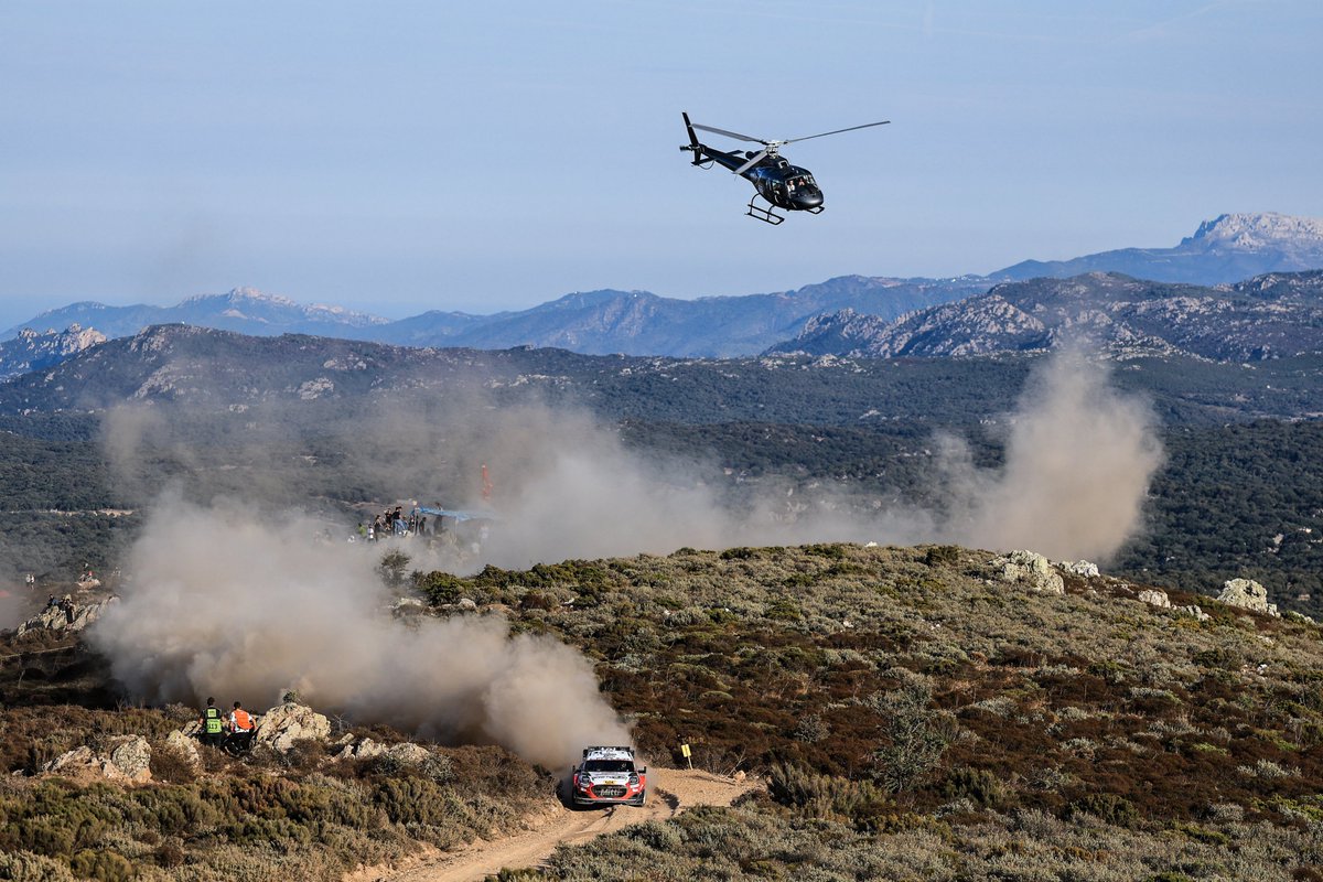 OfficialWRC's tweet photo. Dusty business 😮‍💨

#WRC | #RallyItaliaSardegna 🇮🇹 https://t.co/oo4SxJxRwq