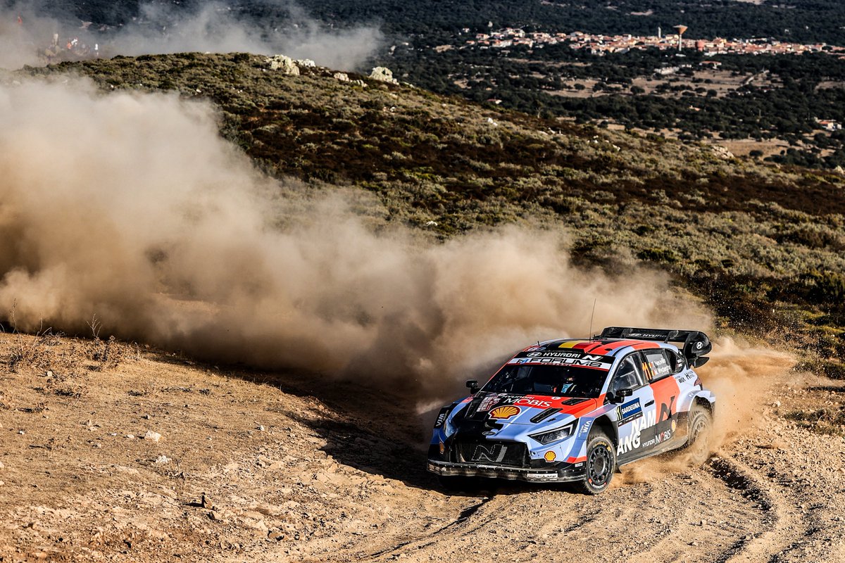 OfficialWRC's tweet photo. Dusty business 😮‍💨

#WRC | #RallyItaliaSardegna 🇮🇹 https://t.co/oo4SxJxRwq