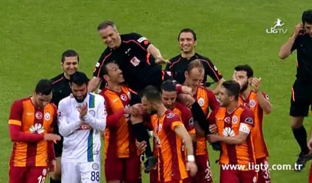 Eaglereports's tweet photo. Yeni bir skandal daha yükleniyor, hayırlı olsun!

Kamil Abitoğlu’nun hakem atamalarında görev alacağı konuşuluyor.

Türk futbolunda değişim gerçekten isteniyorsa, bunun yolu bellidir:

TFF Başkanı görevde kaldığı sürece bu düzenin düzeleceğine inanmıyoruz. https://t.co/TnT0gRcOkT