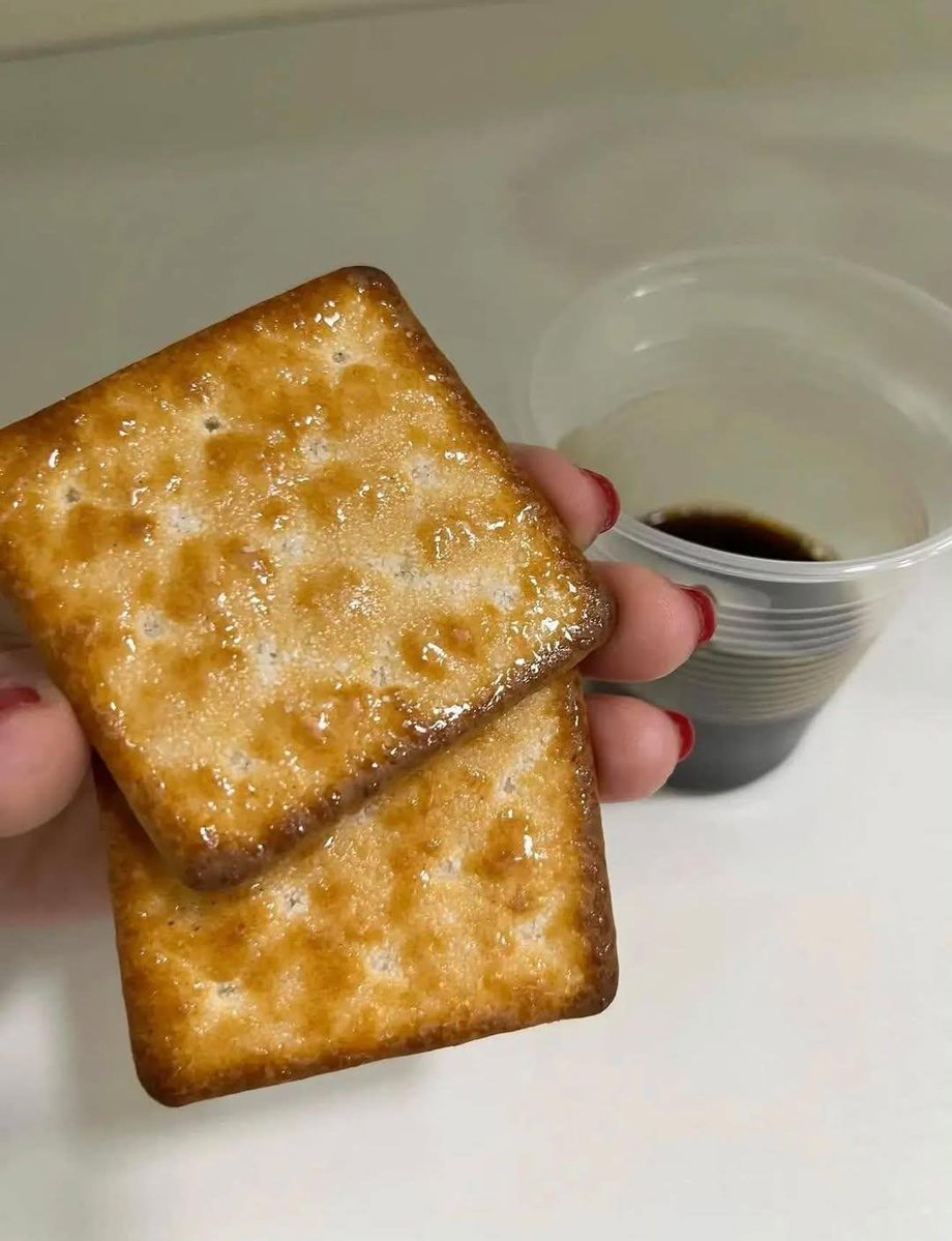 kafklore's tweet photo. sério… quem foi o criminoso que inventou esse biscoito??? 😭 a mistura é BOA num nível que chega a ser irresponsável https://t.co/PvM2pLWryB