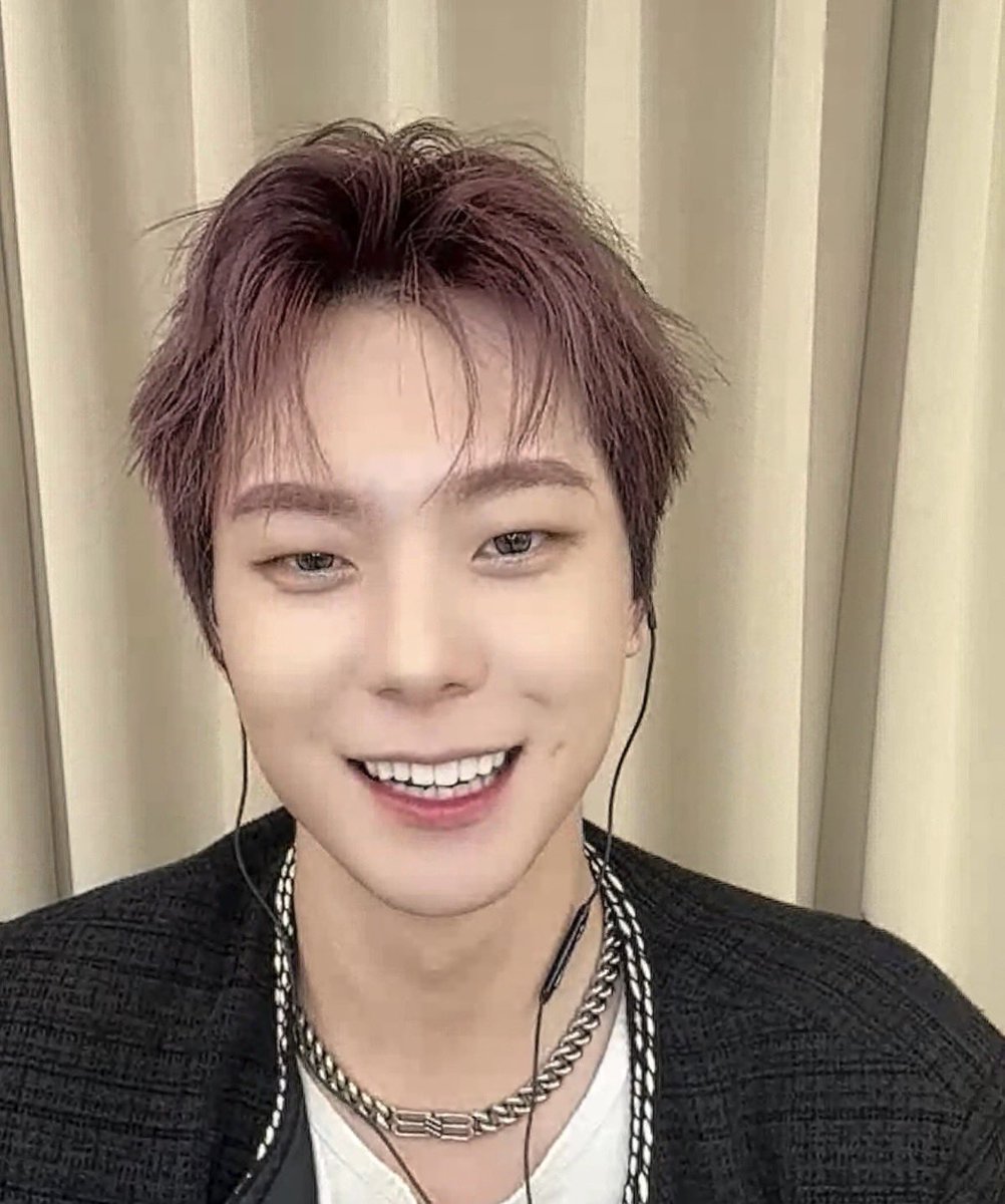 eccollects's tweet photo. He looks tooooo good I can’t put my audio and video together cause I’m too mesmerized and I gotta go to work soon but I wanna cry watching him smile and nod along to me yapping with those gosh dang dimples and teeth for daysssss jehyun ilysm omfggggg https://t.co/itLqiLgjNb