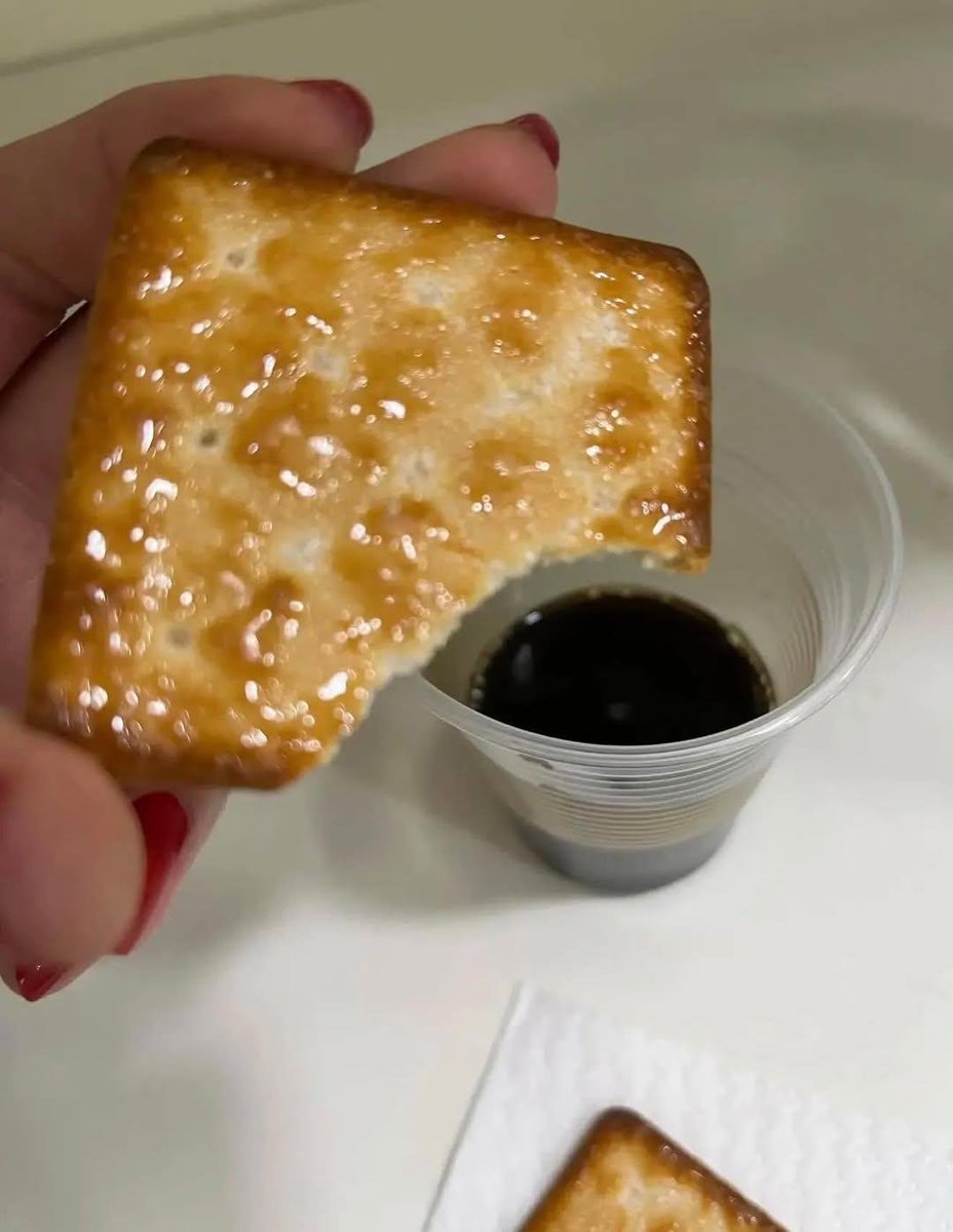 kafklore's tweet photo. sério… quem foi o criminoso que inventou esse biscoito??? 😭 a mistura é BOA num nível que chega a ser irresponsável https://t.co/PvM2pLWryB