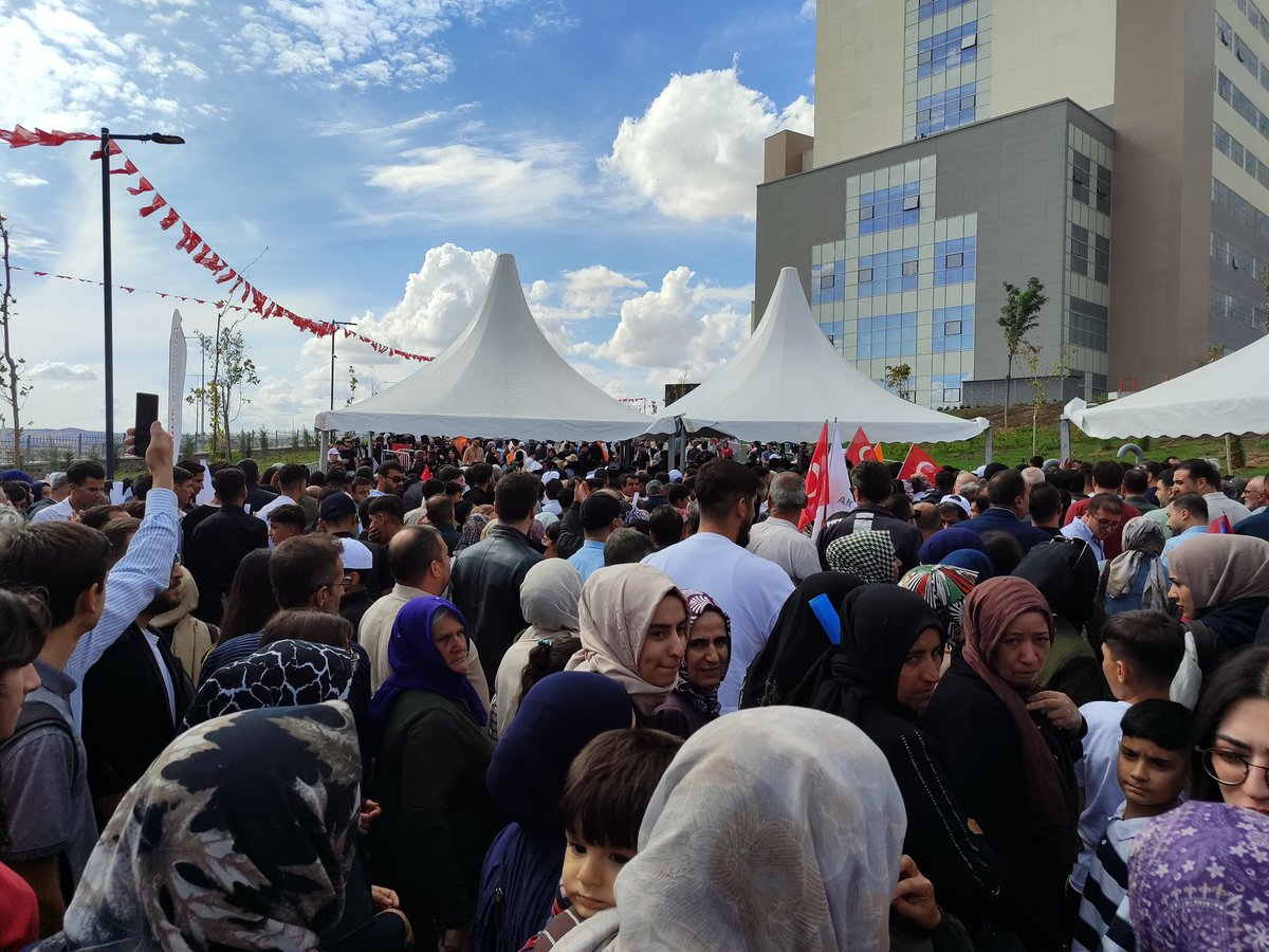 milhamigunbegi's tweet photo. Şanlıurfa Aşkla ve Coşkuyla Cumhurbaşkanımızı Bekliyor.

 📍Şehir Hastanesi https://t.co/PHwbOXturD