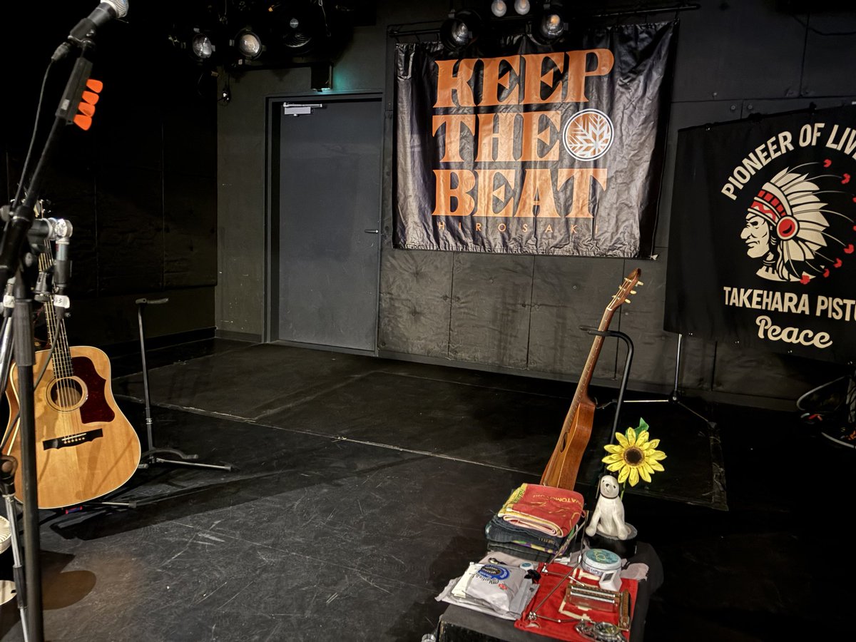 momo_zake's tweet photo. 今宵は竹原ピストルさん  

"FIRST CRY!!"弾き語り編 / KEEP THE BEATでした

#竹原ピストル

会場入り前に温泉入って元気一杯なピストルさん。新譜FIRST CRY!!からの楽曲、過去の代表曲、野狐禅時代の名曲とカバー曲がバランス良くミックスされた最高のライブでした。ヤイリ→ギブソン→ギグパッカーの音色聞き比べが贅沢。変顔で締める愉快なピストルさん 両想いの楽しいライブに感謝。それにしても逆光の照明が眩しくて眩しくて眩しくて辛かったなぁ。改善希望。