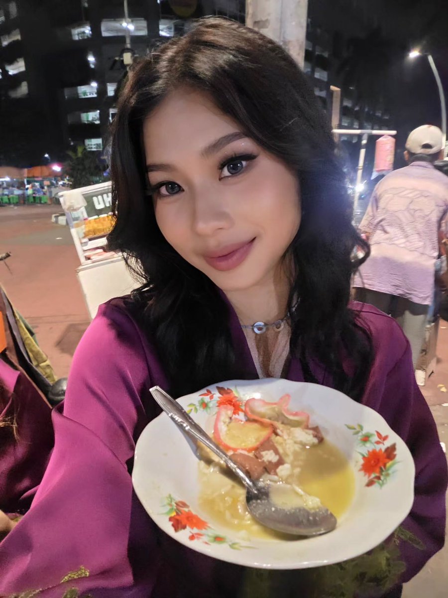 chriestty's tweet photo. You'll always catch me eating Indonesian food. https://t.co/Ls62bCNllu