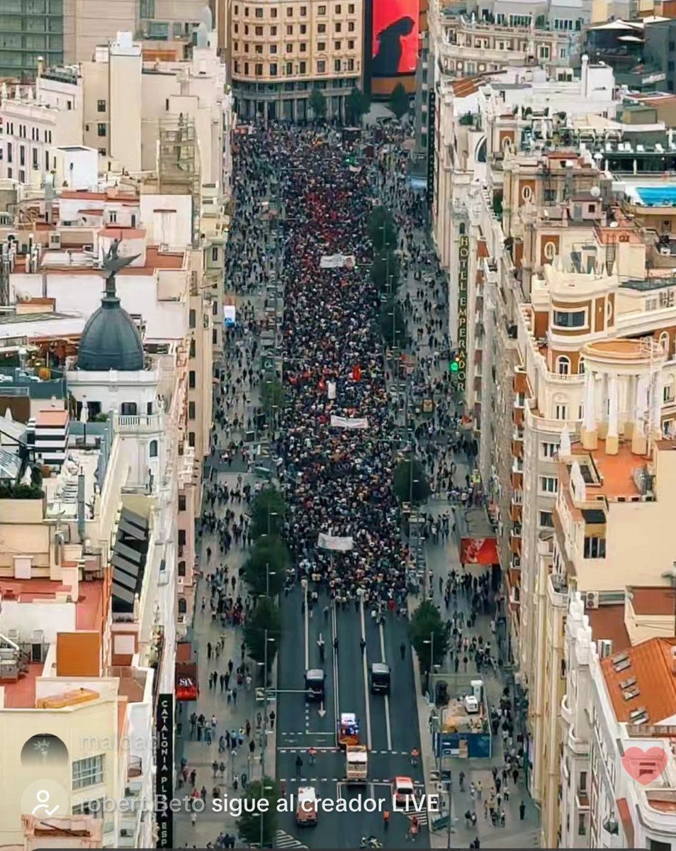 diostuitero's tweet photo. Cientos de personas se manifiestan donde Ábalos le puso el piso a Jéssica con el dinero de todos. https://t.co/d3MZlYKmXu