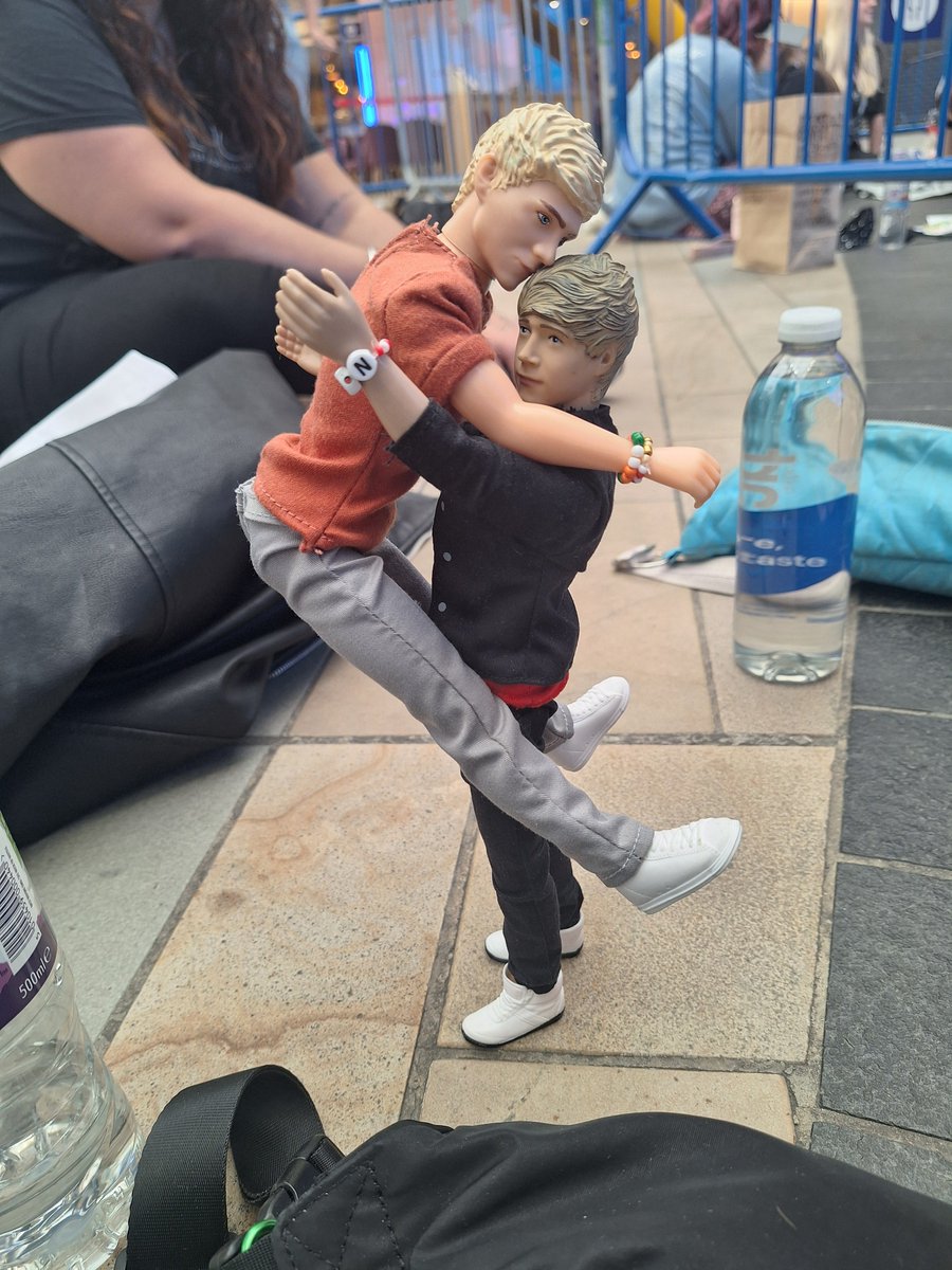 ItCantBeLou's tweet photo. Nial holding up Niall and cuddling together in the London N2 queue https://t.co/g6BZ4rtPZh
