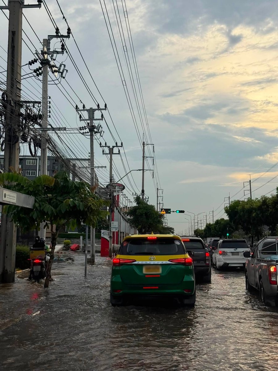 js100radio's tweet photo. 3 ต.ค.69 เวลา 17.30 น. ระดับน้ำ #ถนนลาดกระบัง บริเวณหน้า D condo ยังสูงเหมือนเดิม #น้ำท่วม 

(Cr. แมว โมโหหิว) https://t.co/ws2v7KzDCc