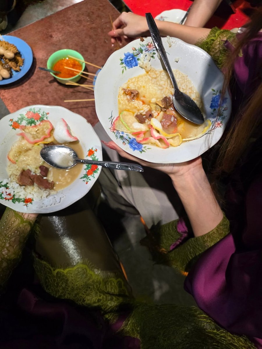 chriestty's tweet photo. You'll always catch me eating Indonesian food. https://t.co/Ls62bCNllu