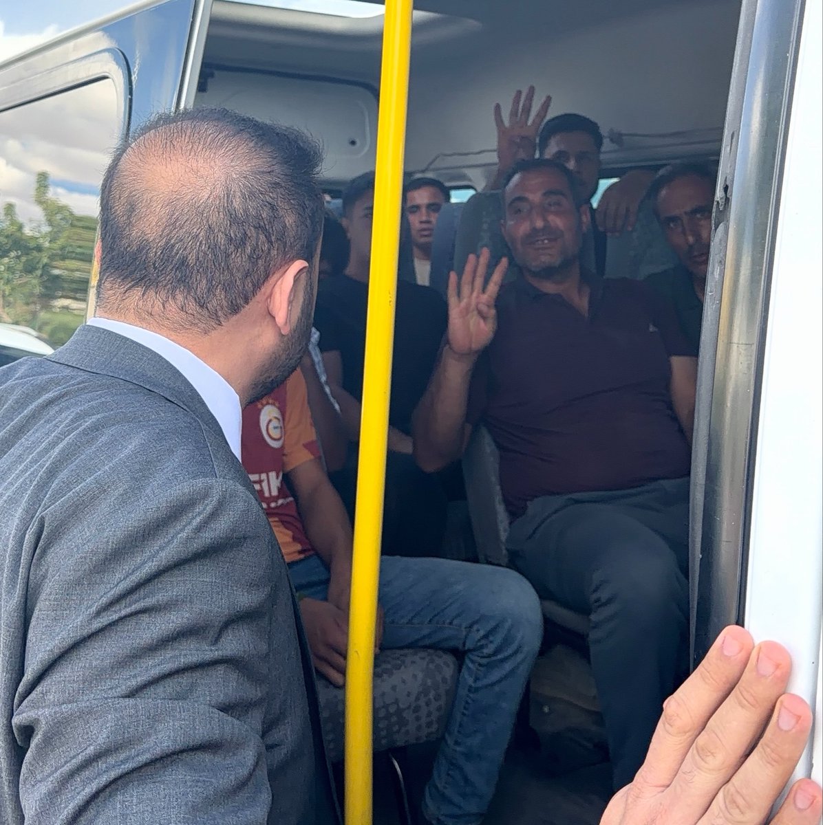 AkHaliliiye's tweet photo. Cumhurbaşkanımız ve Genel Başkanımız Sayın Recep Tayyip Erdoğan’ın Şanlıurfa Şehir Hastanesi’nin açılış törenine teşrifleri vesilesiyle, 

İlçe Başkanımız Mustafa Bağmancı’nın öncülüğünde kırsal mahallelerimizden gelen hemşehrilerimizi karşıladık.

Şanlıurfa’mızın dört bir yanından Cumhurbaşkanımıza olan sevgisini ve desteğini göstermek için gelen vatandaşlarımızla bir araya geldik.

#Şanlıurfa #Haliliye #AKParti #ŞehirHastanesi #TürkiyeYüzyılı

@RTErdogan @abuyukgumus @bybekirbozdag @acarfaruka @AKGMTeskilat @hakanaksu058 @farukaytek @ensartopcu @milhamigunbegi @mbagmanci63 @fatmaocak0663 @MDOGANSALAR_TR @AkHaliliyeKadin @akgenchaliliyee
