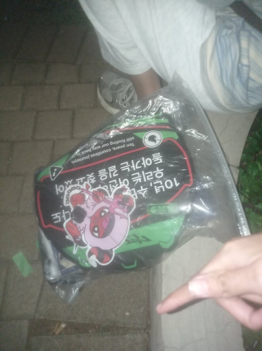 miesiwon's tweet photo. Help RT 

barang hilang di redline jakarta
Isinya krn transparan sejauh yg kuliat boneka, charger 

LOSING ITEM IN THE REDLINE IN JAKARTA

DM ya aku masih di venue https://t.co/XeIA674yvg