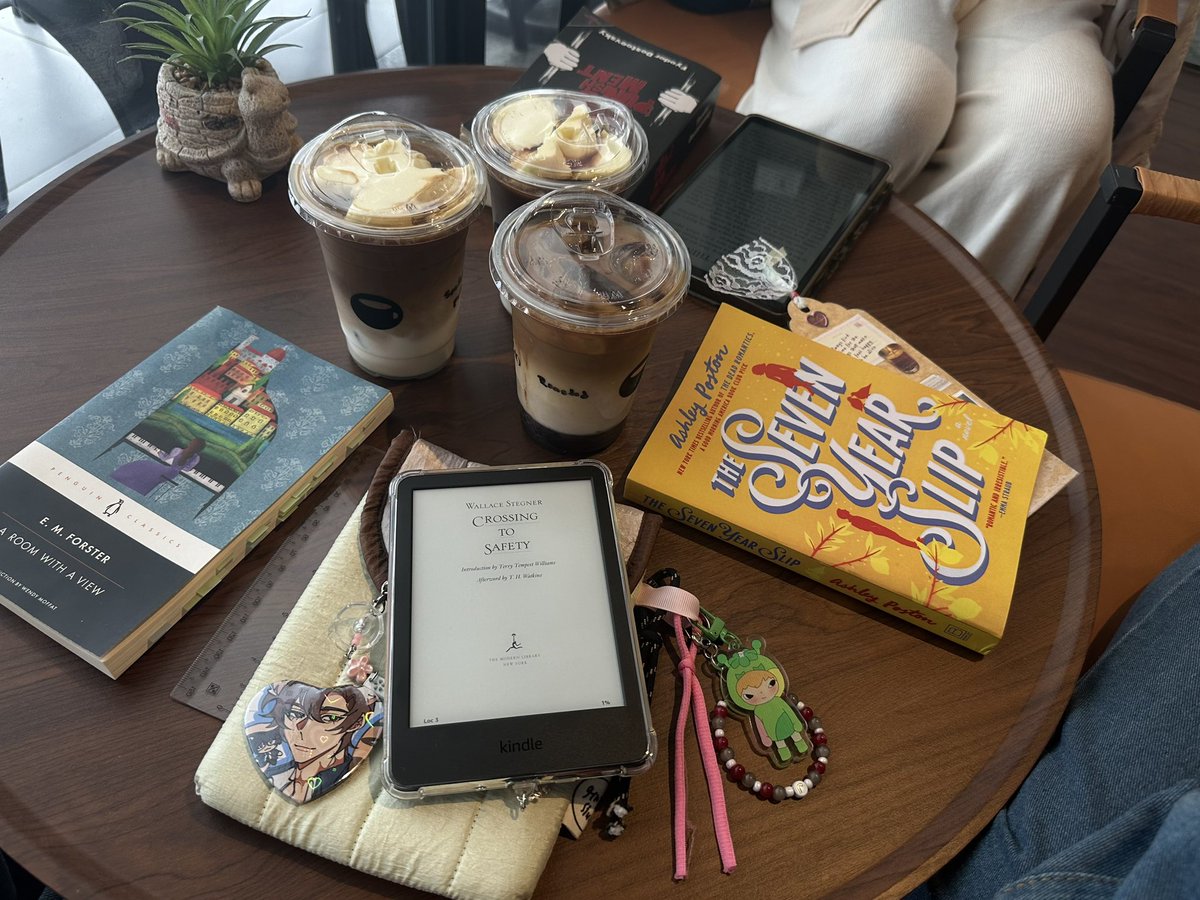 lovedelsewhere's tweet photo. Went on a reading date with my lovely friends :) https://t.co/foh9ovyRqn