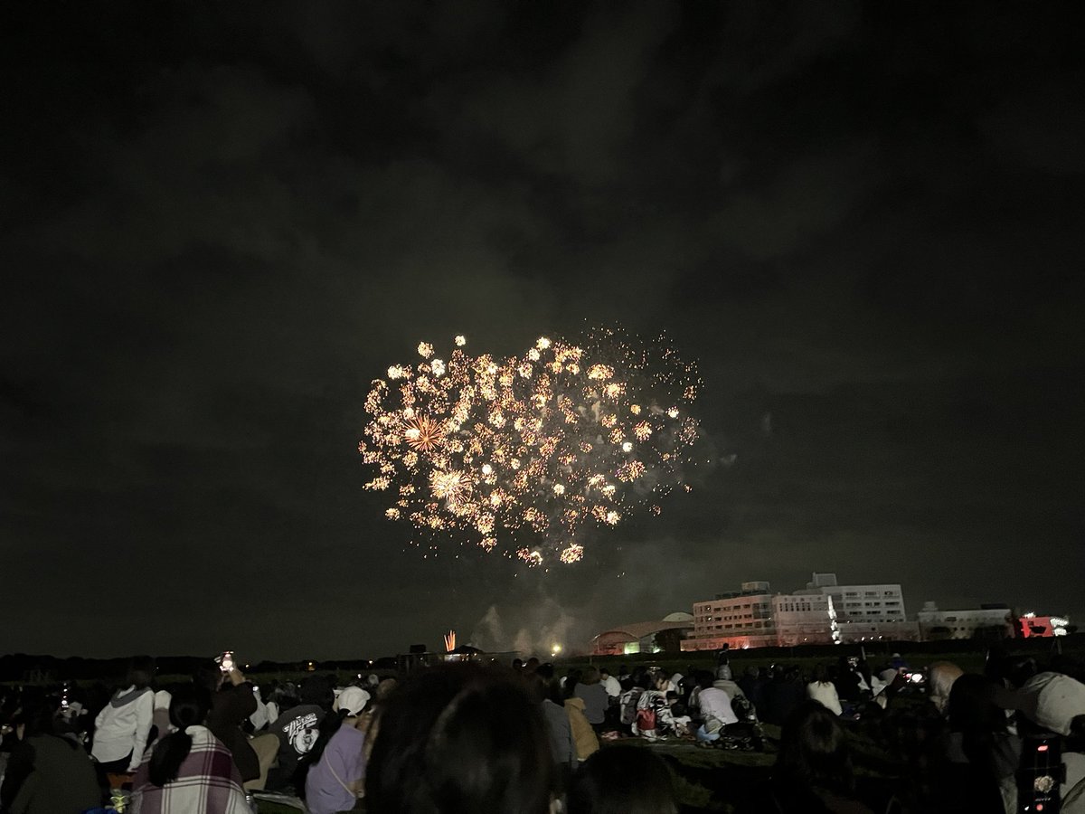 iosuki_my's tweet photo. 地元の花火大会最高すぎ🎇 https://t.co/MAe3g0spOZ