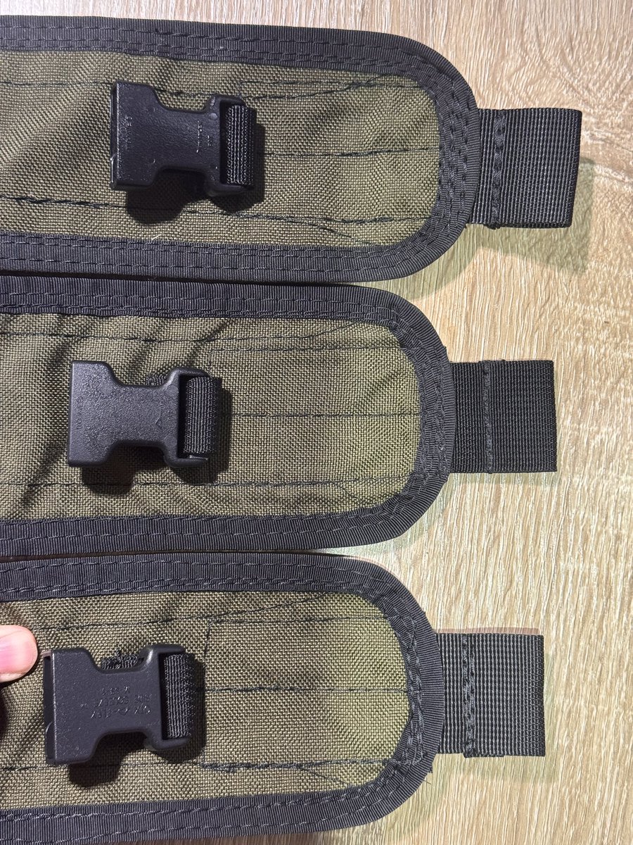 DroneYaro's tweet photo. SOEのM4トリプルマガジンポーチ比較
1.実物
2.今井製でミルスペック黒グログランテープ3.今井製で特注SOEミルスペック黒グログランテープ

当ててみよう！ https://t.co/SbVbryNUsh