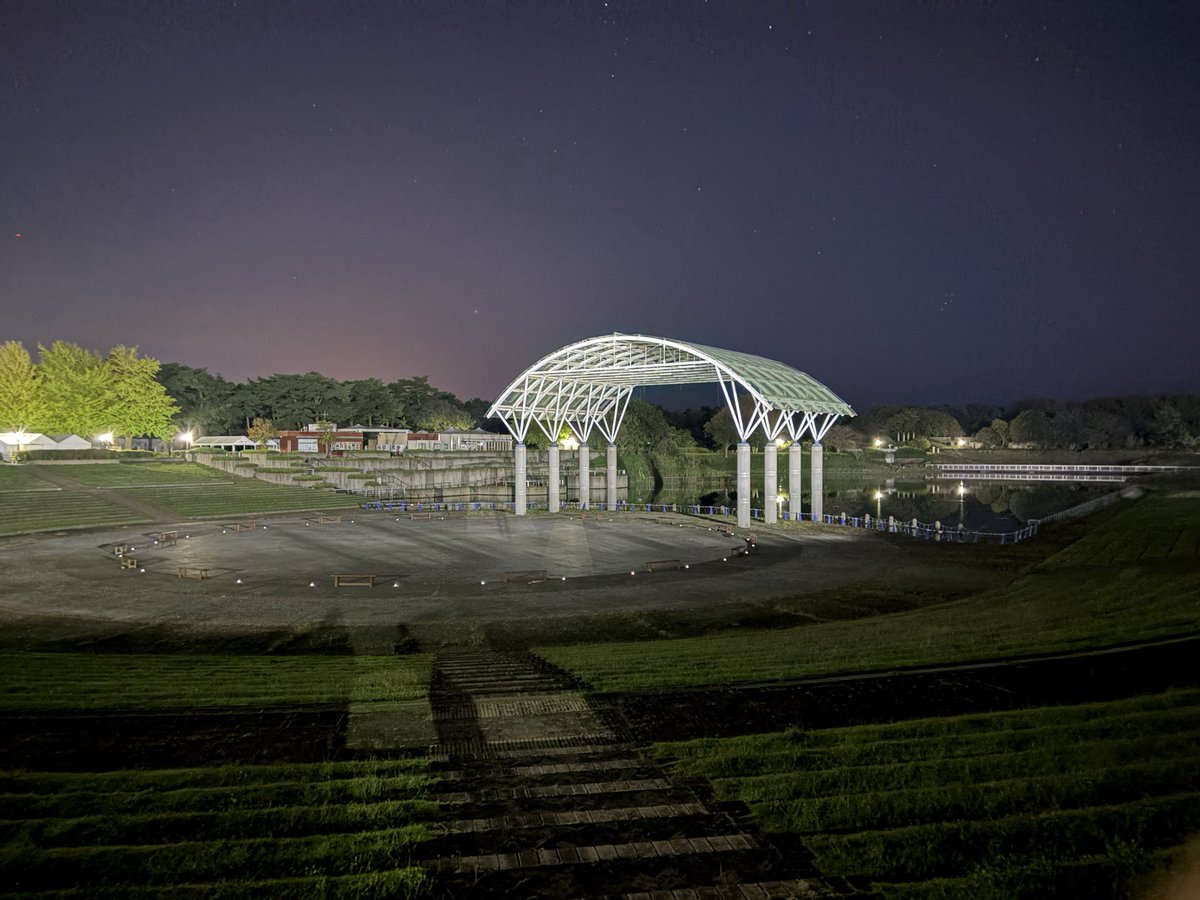 yoppeleah's tweet photo. 帰りに際にここだけはと思って撮った、夜のLAKE STAGE。もうここにロッキンのステージはできなくても、自分の中ではずっとここはLAKE STAGE。ここで2004年に初めて銀杏BOYZを観て人生が変わったから。何回も書いてきたけど、峯田和伸は「あんたらどうせ今年の夏なんか忘れるんだ！」って言ってたけど、今も全く忘れることはない。死ぬまでに1回だけでいいから、いつかまたここで銀杏BOYZを観たい。
#rsc2026