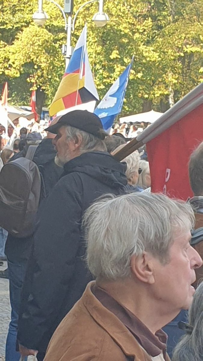 reclaimrosalux1's tweet photo. #berlin #b0310 

Routenänderung!!!
schwurbel gehen nicht am mahnmal lang!!!!

wir beginnen in in 13:45 wilhelm/unter den linden (sbahn-eingang brandenburger tor)

Foto: #UweHiksch nebst drushba-fahne. Allerdings ham  bundes- &amp; LV #naturfreunde nicht mehr zur #querfront eingelade https://t.co/rTCBNnMLmf