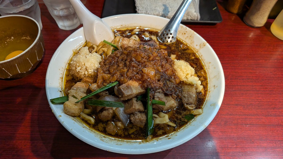 emanieru333's tweet photo. 東京での宿題の一つと思ってたスタ満食ってきた！！
確かにうまい！！メッチャしょっぱいけどうまいのは確か
ニンニク、ショウガ、背脂トッピングしたらトびますねｗｗ https://t.co/PglPGruZIH