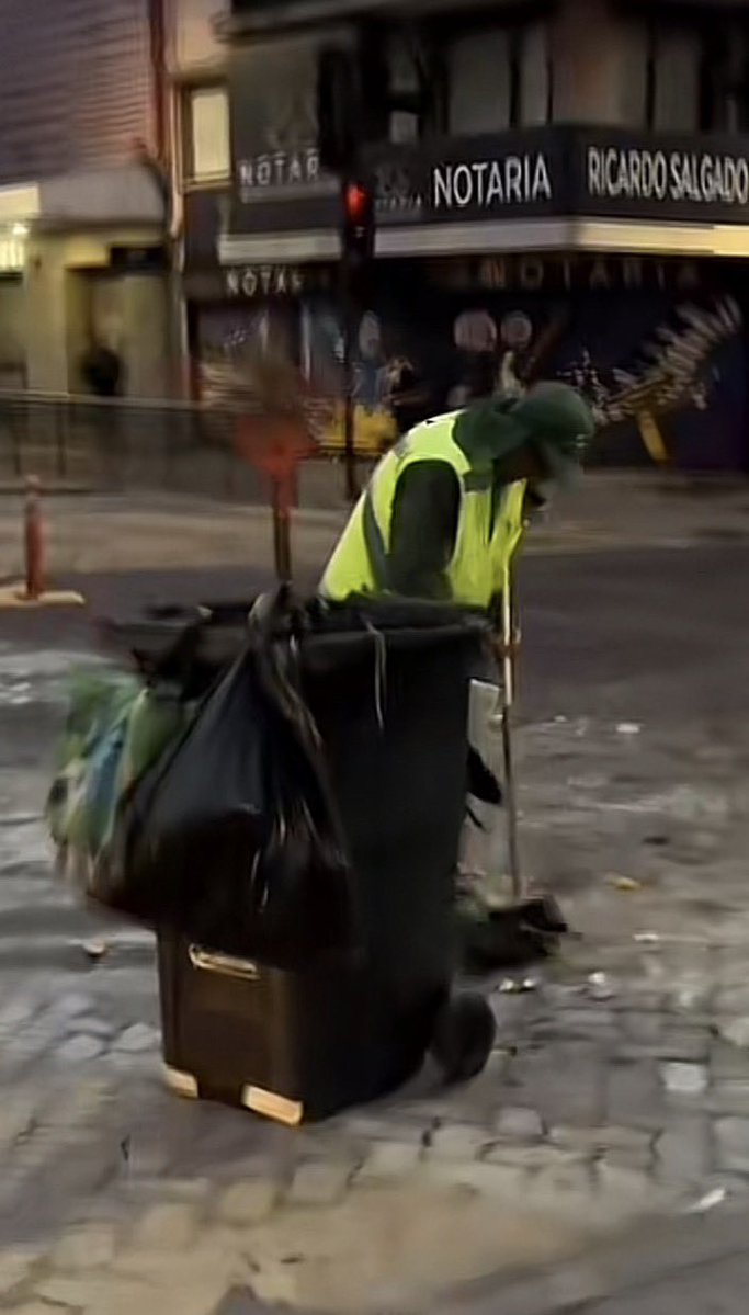 paubajoperfil's tweet photo. Oye, a ti te digo, hija tonta de rico, agarra una escoba y anda a limpiar las calles de toda la mugre que dejaron tus descerebrados seguidores.
Y se dicen de pueblo https://t.co/YBqdbHltQZ