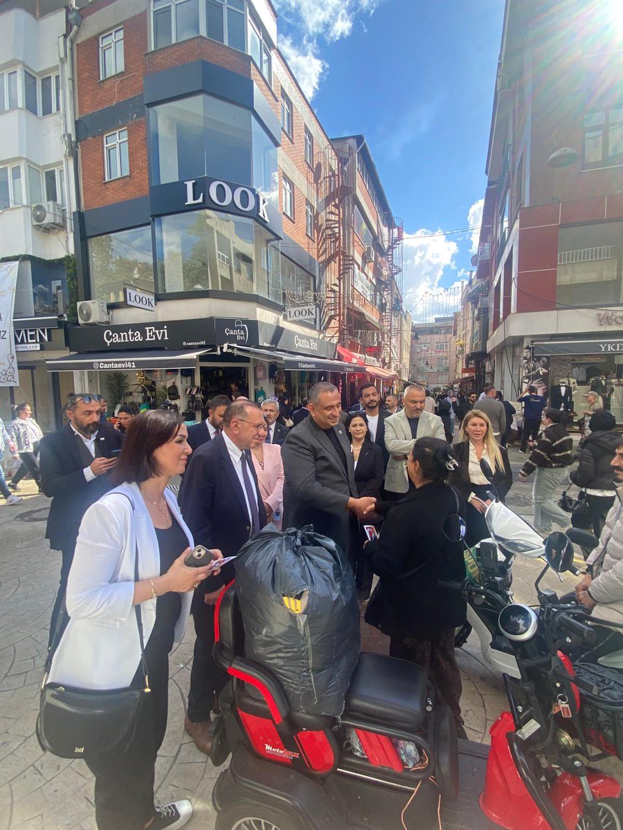 mhakantanriover's tweet photo. Kalbi vatan diye, millet diye, Türkiye diye çarpan insanımızla Kocaeli’de buluştuk!

Genel Başkanımız Sayın Yavuz Ağıralioğlu’nun öncülüğünde; milletimizin sözüne kulak vermek, derdine omuz vermek, ümidine ortak olmak için sokak sokak, meydan meydan yürüyoruz.

Bizim siyasetimiz milletin içinde, bizim istikametimiz Büyük Türkiye!

Kocaeli sokaklarındayız!
Türkiye için buradayız! 🇹🇷
