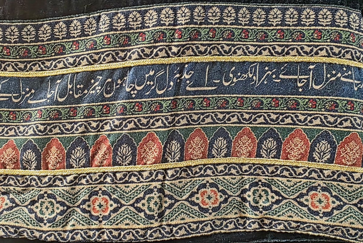 soldierspeaks's tweet photo. اے جذبۂ دل گر میں چاہوں ہر چیز مقابل آ جائے
منزل کے لیے دو گام چلوں اور سامنے منزل آ جائے

اے دل کی لگی چل یوں ہی سہی چلتا تو ہوں ان کی محفل میں
اس وقت مجھے چونکا دینا جب رنگ پہ محفل آ جائے

اے رہبر کامل چلنے کو تیار تو ہوں پر یاد رہے
اس وقت مجھے بھٹکا دینا جب سامنے منزل آ جائے

ہاں یاد مجھے تم کر لینا آواز مجھے تم دے لینا
اس راہ محبت میں کوئی درپیش جو مشکل آ جائے

اب کیوں ڈھونڈوں وہ چشم کرم ہونے دے ستم بالائے ستم
میں چاہتا ہوں اے جذبۂ غم مشکل پس مشکل آ جائے

اس جذبۂ دل کے بارے میں اک مشورہ تم سے لیتا ہوں
اس وقت مجھے کیا لازم ہے جب تجھ پہ مرا دل آ جائے

اے برق تجلی کوندھ ذرا کیا مجھ کو بھی موسیٰ سمجھا ہے
میں طور نہیں جو جل جاؤں جو چاہے مقابل آ جائے

کشتی کو خدا پر چھوڑ بھی دے کشتی کا خدا خود حافظ ہے
مشکل تو نہیں ان موجوں میں بہتا ہوا ساحل آ جائے

بہزاد لکھنوی