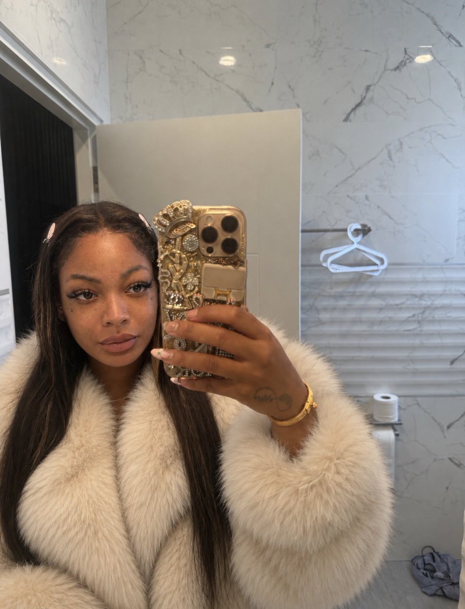 sharrosax's tweet photo. Do you like fur coats? 🧸🍂 

(Excuse the broken nails and laundry in the back) https://t.co/VGnDFftKvm