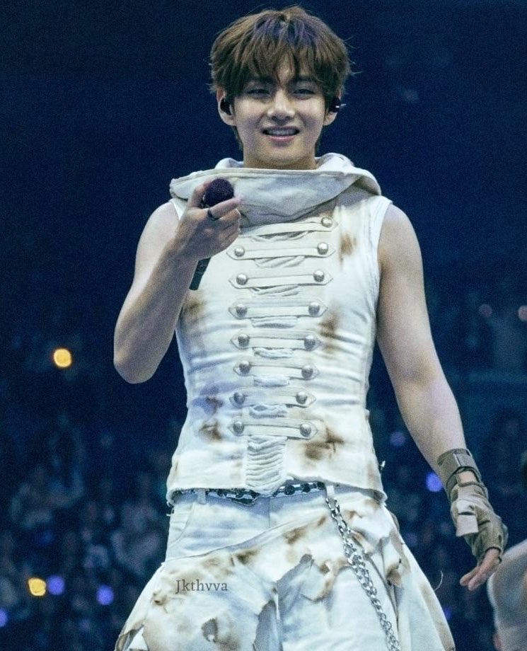 myu_kookv's tweet photo. MAMACITA                                              PAPACITO https://t.co/AYfBH3yaG1