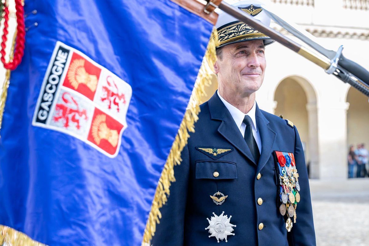 CEMA_FR's tweet photo. 📍Paris, Invalides | La croix de la Valeur militaire a 70 ans.

Invité par l'Association nationale des croix de guerre et de la valeur militaire, j'ai présidé aujourd'hui la prise d'armes marquant les 70 ans de la création de la croix de la Valeur militaire.

Cette décoration récompense les personnels qui se sont distingués lors d'actions d'éclat au combat. Elle honore leur courage dans l'accomplissement de leur devoir pour le succès des armes de la France. Qu’ils soient soldat, aviateur, chirurgien ou infirmière, ils ont tous participé récemment à l’évacuation de leurs frères d’armes blessés gravement en opérations dans des conditions périlleuses. Ils méritent d’être cités en exemple.

Cette médaille est autant un motif de fierté que d'humilité pour l'individu qui la reçoit. Elle renforce aussi l'esprit de corps des unités décorées collectivement.