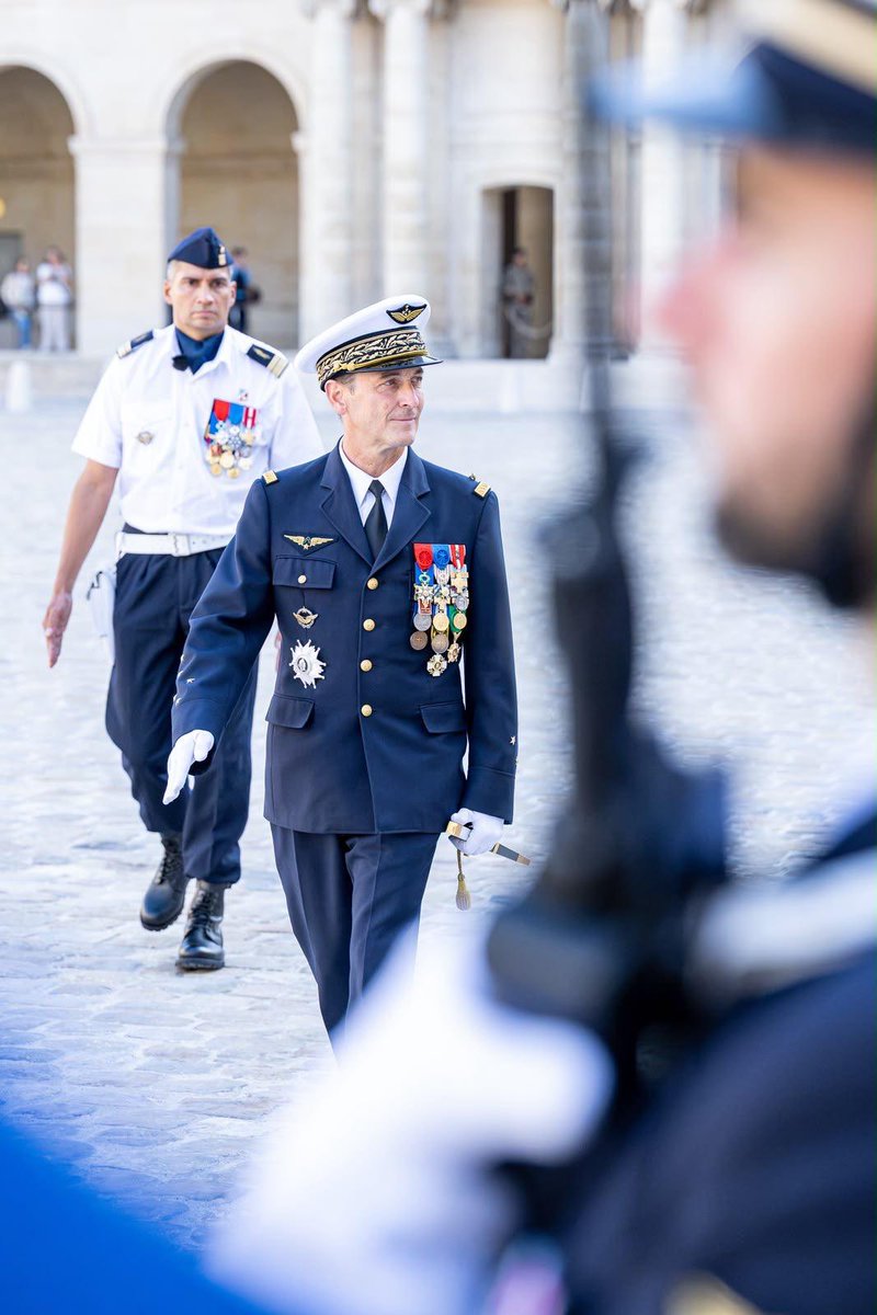 CEMA_FR's tweet photo. 📍Paris, Invalides | La croix de la Valeur militaire a 70 ans.

Invité par l'Association nationale des croix de guerre et de la valeur militaire, j'ai présidé aujourd'hui la prise d'armes marquant les 70 ans de la création de la croix de la Valeur militaire.

Cette décoration récompense les personnels qui se sont distingués lors d'actions d'éclat au combat. Elle honore leur courage dans l'accomplissement de leur devoir pour le succès des armes de la France. Qu’ils soient soldat, aviateur, chirurgien ou infirmière, ils ont tous participé récemment à l’évacuation de leurs frères d’armes blessés gravement en opérations dans des conditions périlleuses. Ils méritent d’être cités en exemple.

Cette médaille est autant un motif de fierté que d'humilité pour l'individu qui la reçoit. Elle renforce aussi l'esprit de corps des unités décorées collectivement.