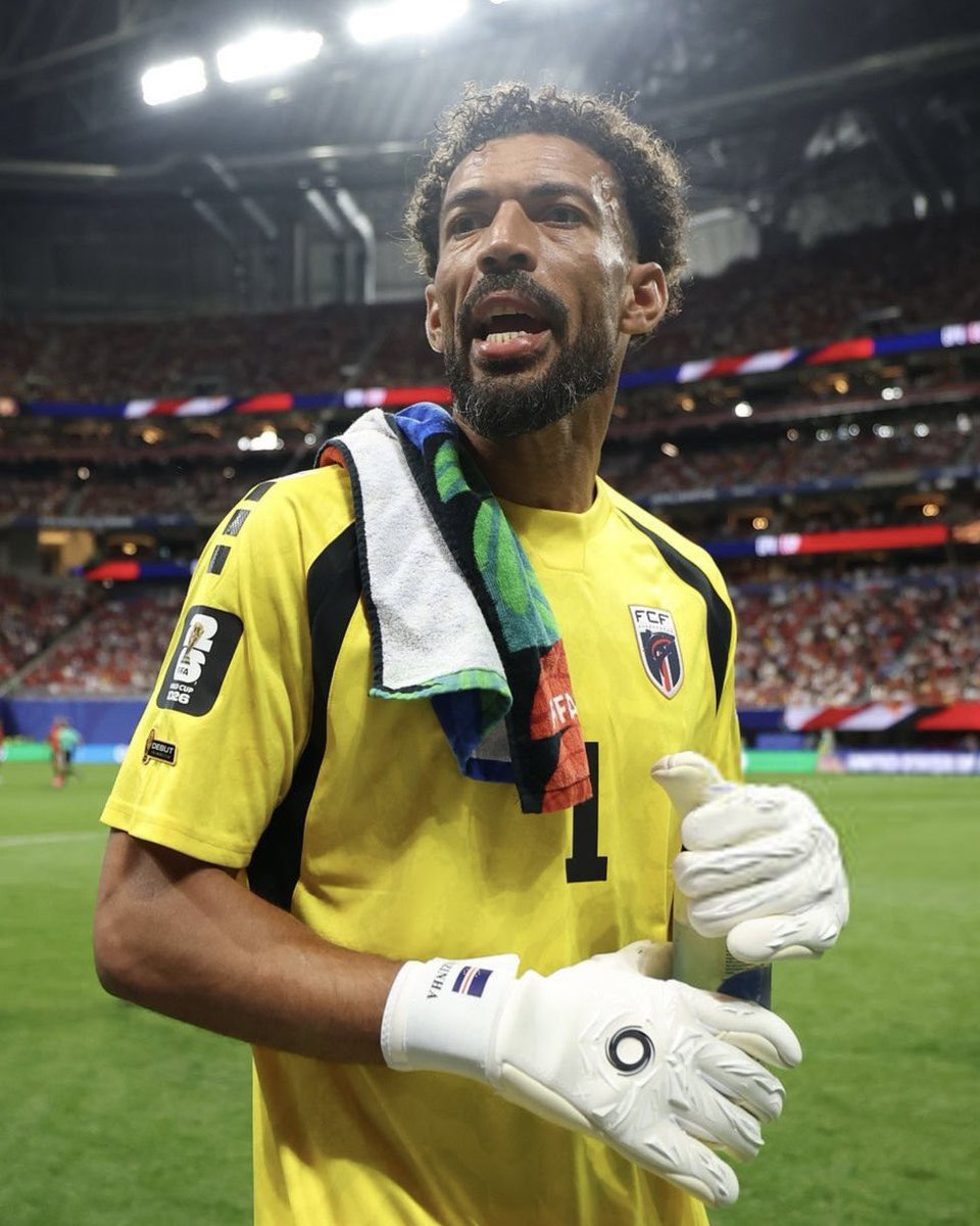 _BeFootball's tweet photo. 🚨 Vozinha 🇨🇻 𝗖𝗢𝗡𝗦𝗜𝗗𝗘̀𝗥𝗘 𝗤𝗨’𝗜𝗟 𝗡𝗘 𝗠𝗘𝗥𝗜𝗧𝗘 𝗣𝗔𝗦 d’être nommé pour le Trophée Yachine 🏆❌

« Beaucoup diront que c'est INJUSTE, ET C’EST CE QUE JE RESSENS AUSSI D’UNE CERTAINE MANIÈRE.

J'ai pensé que c'était une BLAGUE en apprenant la nouvelle. 😅 

𝗝𝗲 𝗱𝗶𝘀 𝗰̧𝗮 𝗰𝗮𝗿 𝗷𝗲 𝗿𝗲𝘀𝗽𝗲𝗰𝘁𝗲 𝗲́𝗻𝗼𝗿𝗺𝗲́𝗺𝗲𝗻𝘁 𝘁𝗼𝘂𝘀 𝗰𝗲𝘀 𝗴𝗿𝗮𝗻𝗱𝘀 𝗴𝗮𝗿𝗱𝗶𝗲𝗻𝘀 𝗾𝘂𝗶 𝗷𝗼𝘂𝗲𝗻𝘁 𝗱𝗮𝗻𝘀 𝗹𝗲𝘀 𝗺𝗲𝗶𝗹𝗹𝗲𝘂𝗿𝗲𝘀 𝗖𝗵𝗮𝗺𝗽𝗶𝗼𝗻𝗻𝗮𝘁𝘀 𝗲𝘁 𝗹𝗲𝘀 𝗺𝗲𝗶𝗹𝗹𝗲𝘂𝗿𝗲𝘀 𝗲́𝗾𝘂𝗶𝗽𝗲𝘀 𝗱𝘂 𝗺𝗼𝗻𝗱𝗲. 

Je le prends surtout comme une nouvelle récompense pour tout le Cap-Vert. 

À ce stade de ma carrière et de ma vie, c'est un cadeau de l'univers. Alors merci à ceux qui m'ont placé là. »

(@lequipe) 
📸 @ballondor