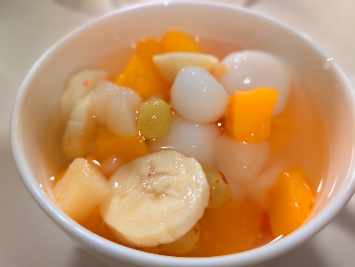 K_cameco's tweet photo. カリーさんが闇団子食べてるの見て、無性に白玉食べたくなって、子供達と白玉フルーツポンチ作った🥰✨
美味しいねぇ(*´～｀*)ŧ‹"ŧ‹"ŧ‹" https://t.co/O79zYY7IOK