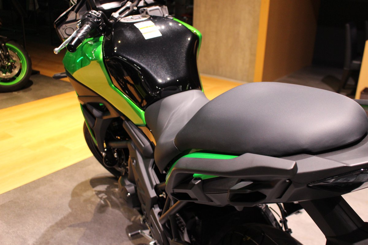 kawasaki_akita's tweet photo. 2027ヴェルシス、只今展示中です!
フューエルタンク、アッパーカウル、フロントフェンダーの意匠が一新され、よりスタイリッシュで洗練された外観へと進化を遂げました。
黒×緑のカラーリングがカッコいいですね!
ご来店お待ちしております!
#カワサキ
#VERSYS https://t.co/OFZTnFYOv1